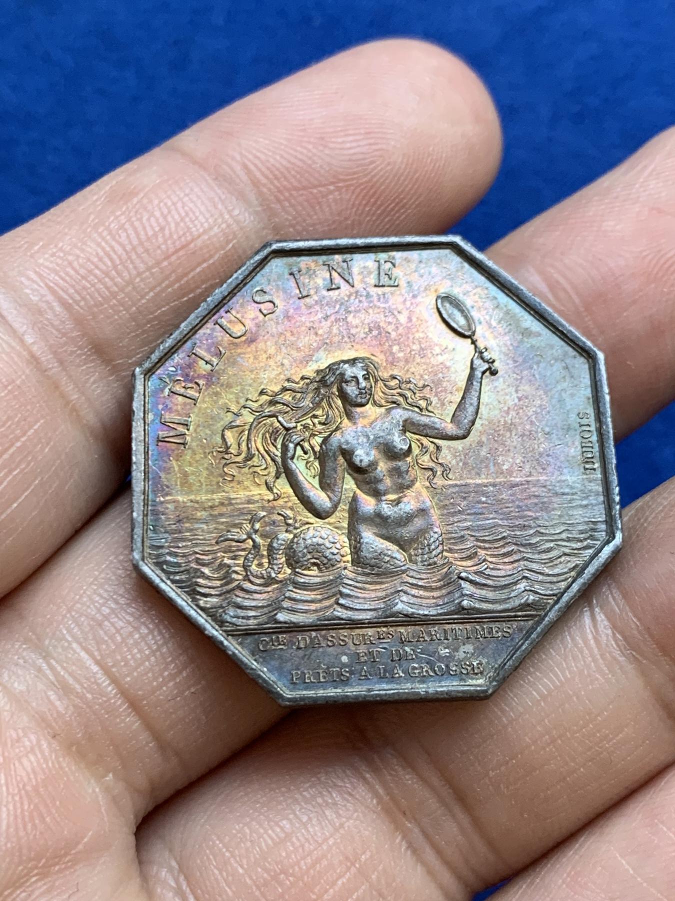 《竞宝斋》第271场-八角与章专场 周日，周一，周二  3场连拍 （全场包邮） 法国名誉品jeton目录封面海妖八角银质代币，正反面由两位大师Dubois和Caque雕刻完成，17.56g，33.2mm，1832-1841年神灯边铭