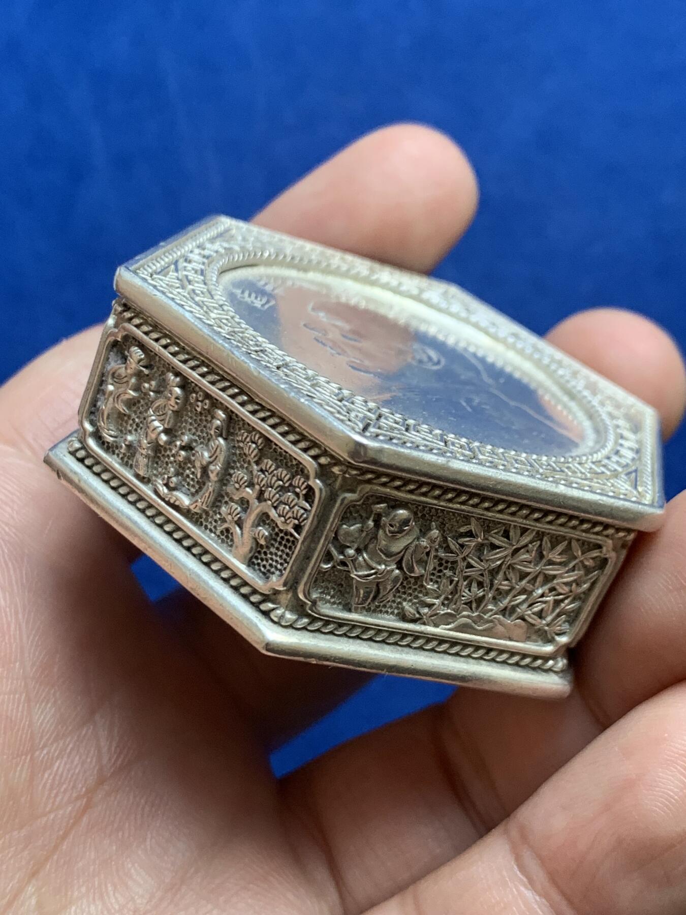 《竞宝斋》第269场- 周日，周一，周二  3场连拍 （全场包邮） 六角装饰盒 材质不明 两枚币不对 细节见图 重117.6克 直径50.5-57.4mm