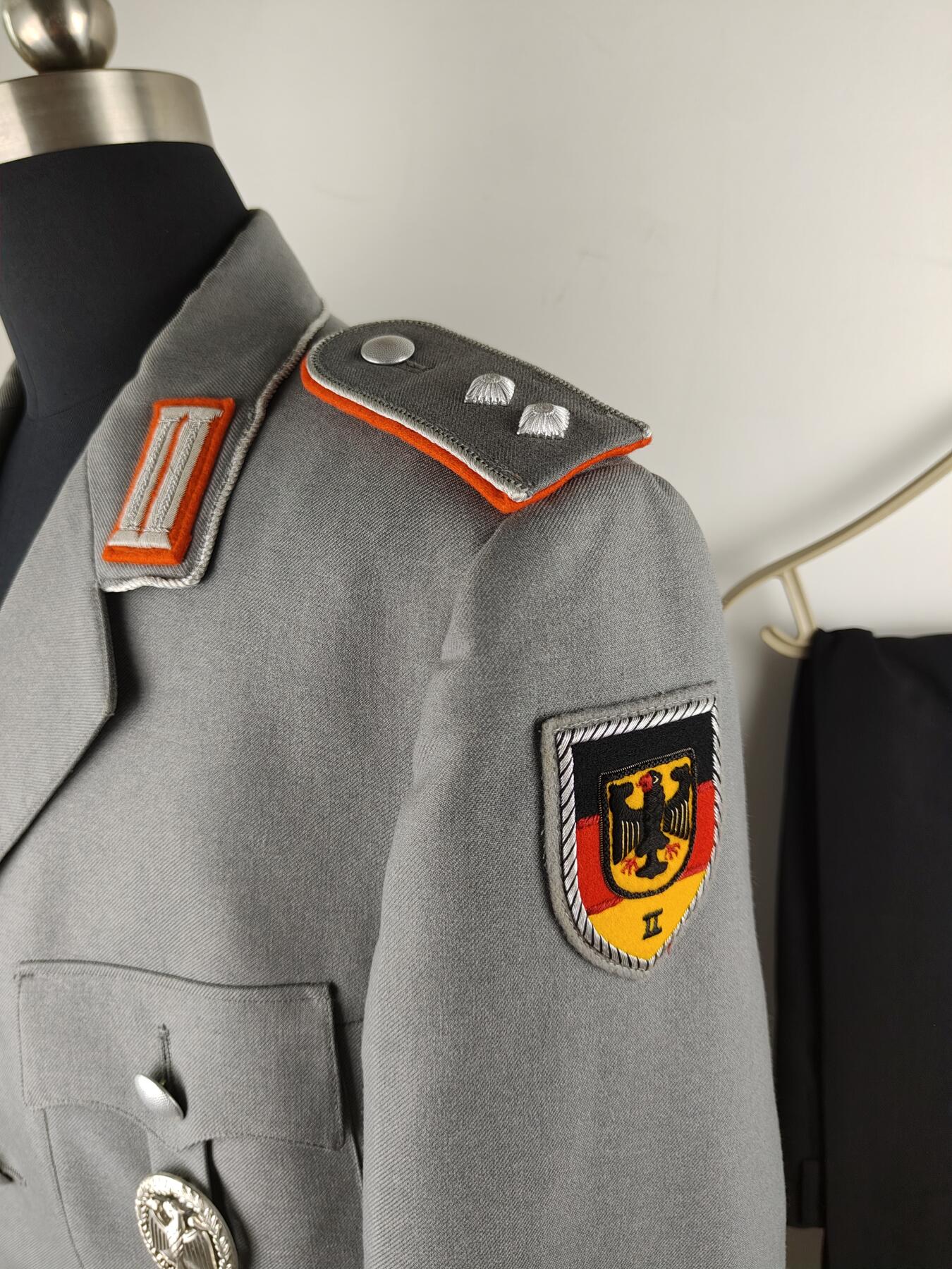 全场0元起拍 第158期 咸鱼国勋章拍卖专场 5月22日（周三）下午6：00开始 西德陆军宪兵尉官常服上衣 胸围 108 肩宽46 衣长84 袖长66 腰围76 裤长100