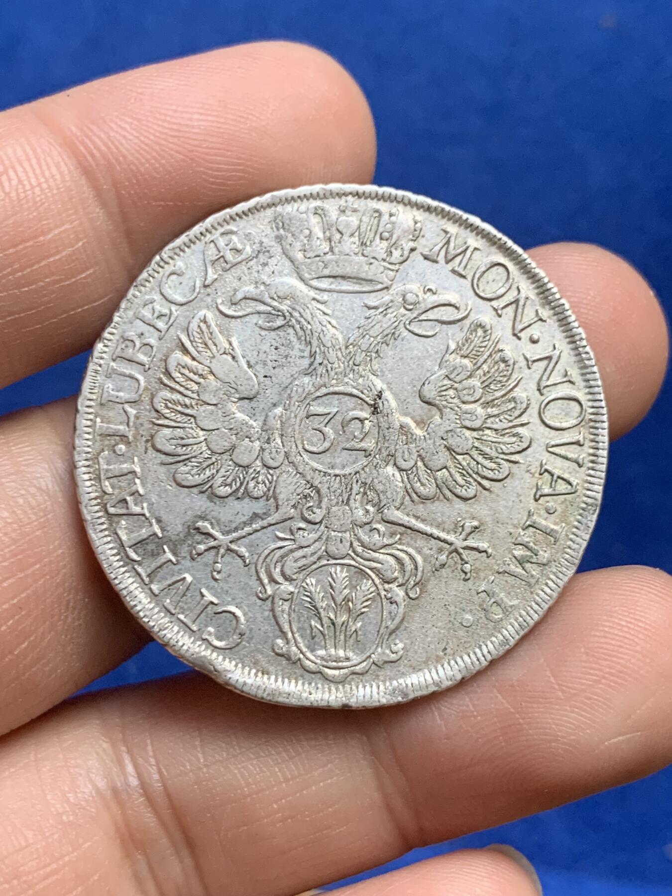 《竞宝斋》第269场- 周日，周一，周二  3场连拍 （全场包邮） 1752年德国吕贝克32先令(2/3泰勒)银币 漂亮的双头鹰和盾徽 克劳斯上32比48更贵 细节不错 边缘带铸缺 难得