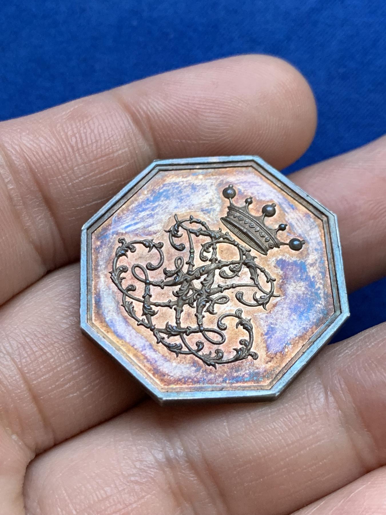 《竞宝斋》第271场-八角与章专场 周日，周一，周二  3场连拍 （全场包邮） 法国双狮背花体八角银章，13.76g，30.3mm，手指边铭，首见品种