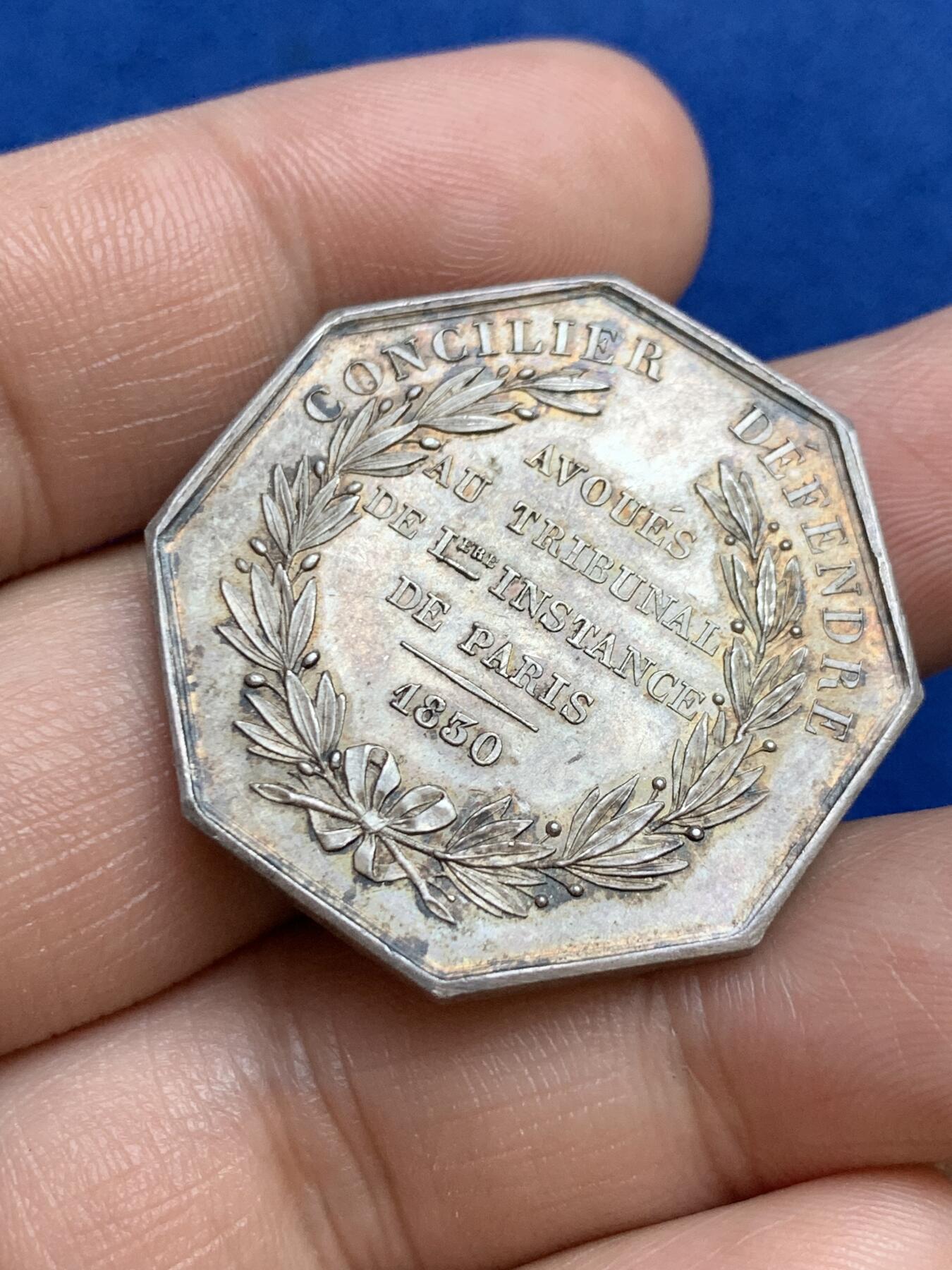 《竞宝斋》第271场-八角与章专场 周日，周一，周二  3场连拍 （全场包邮） 法国1830年巴黎一审法庭和法律辩护八角银质代币，17.03g，33.3mm，手指边铭