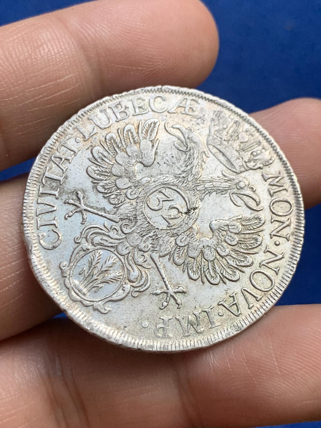 《竞宝斋》第269场- 周日，周一，周二  3场连拍 （全场包邮） 1752年德国吕贝克32先令(2/3泰勒)银币 漂亮的双头鹰和盾徽 克劳斯上32比48更贵 细节不错 边缘带铸缺 难得