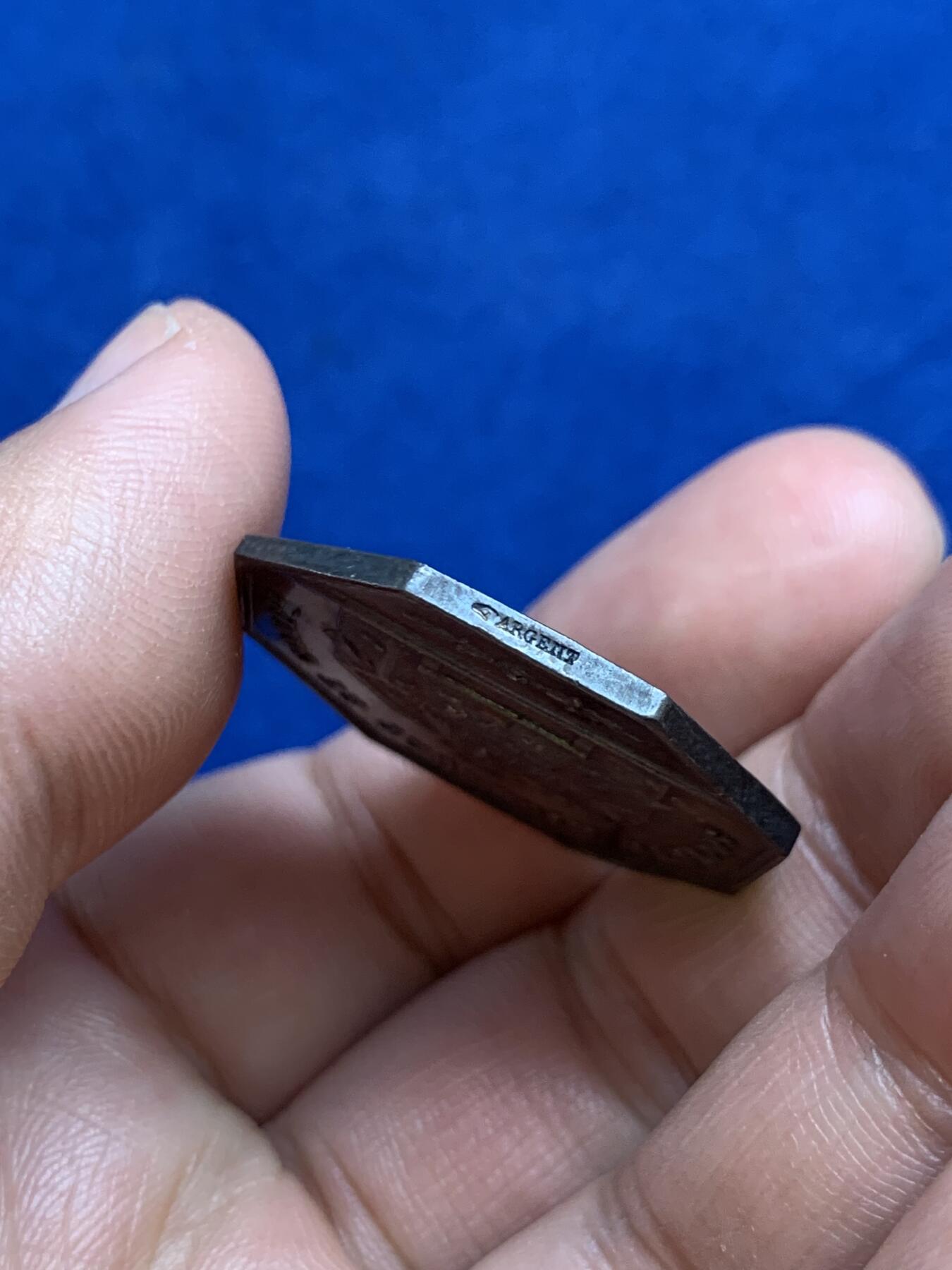 《竞宝斋》第271场-八角与章专场 周日，周一，周二  3场连拍 （全场包邮） 法国1854年奥尔良商业银行八角银质代币，13.78g，31mm，手指边铭