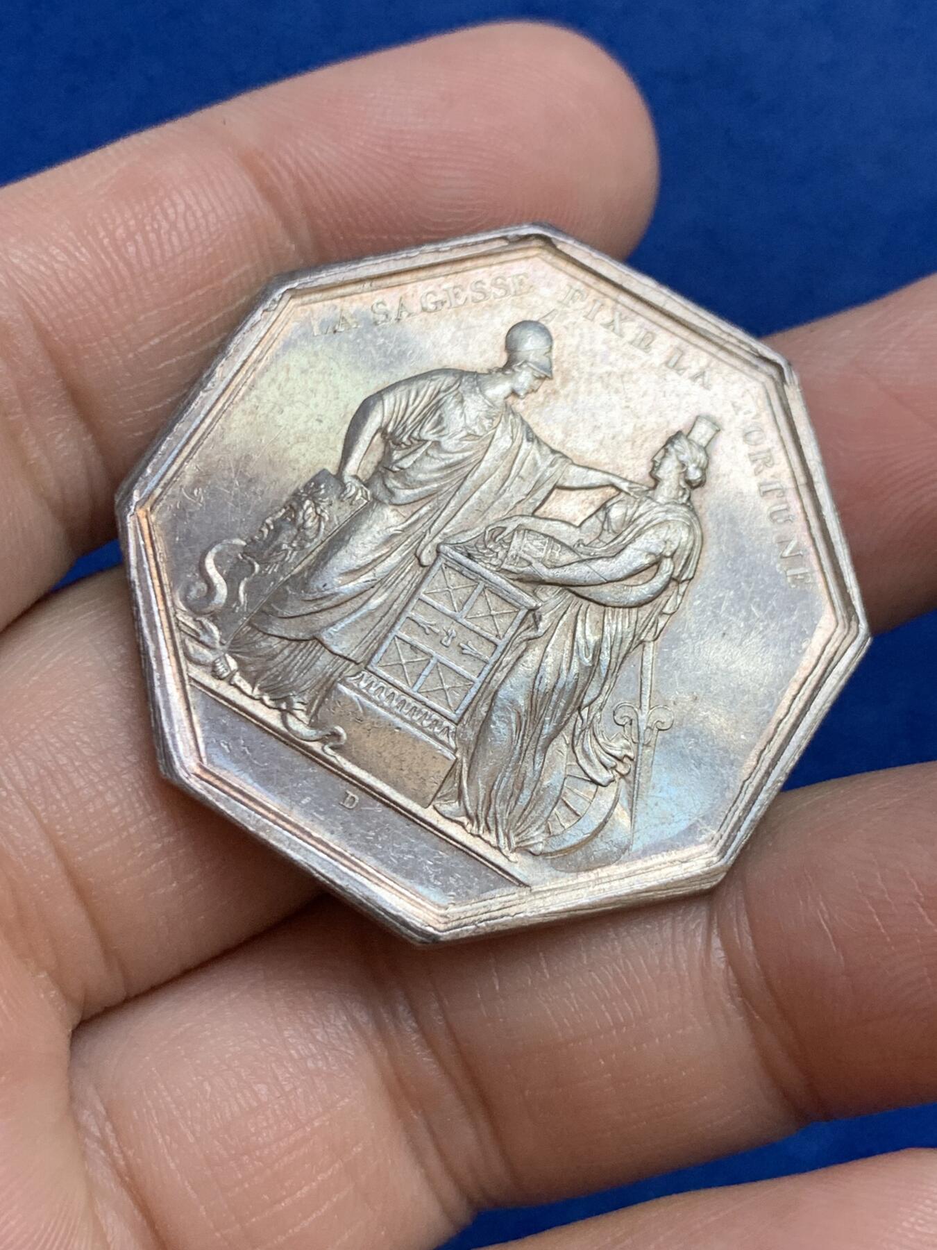 《竞宝斋》第271场-八角与章专场 周日，周一，周二  3场连拍 （全场包邮） 法国八角银章，法兰西银行，铭文：智慧决定财富，22.95g，36.6mm，手指边铭