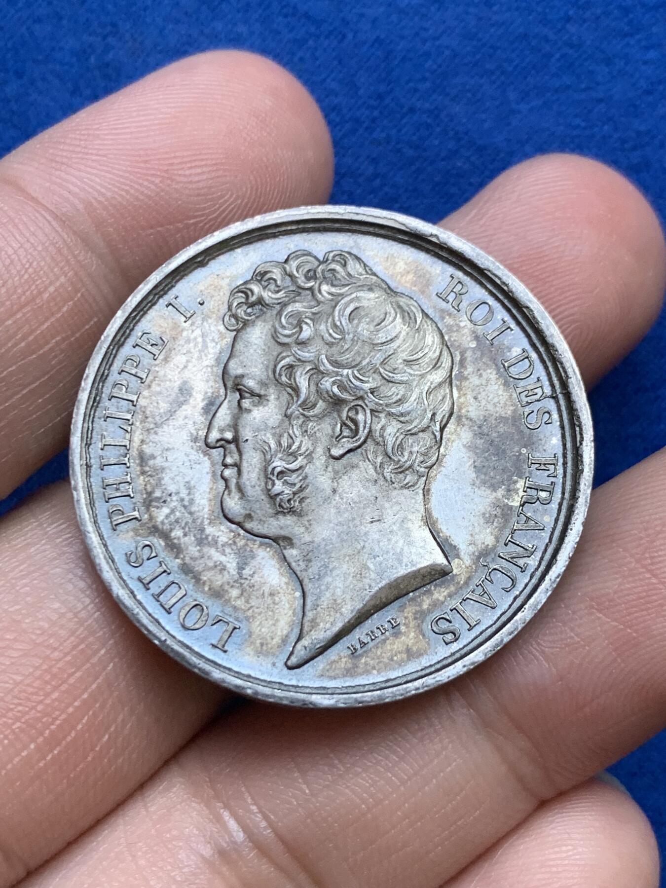 《竞宝斋》第271场-八角与章专场 周日，周一，周二  3场连拍 （全场包邮） 法国巴黎救济院银质代币，16.98g，35mm，油灯边铭