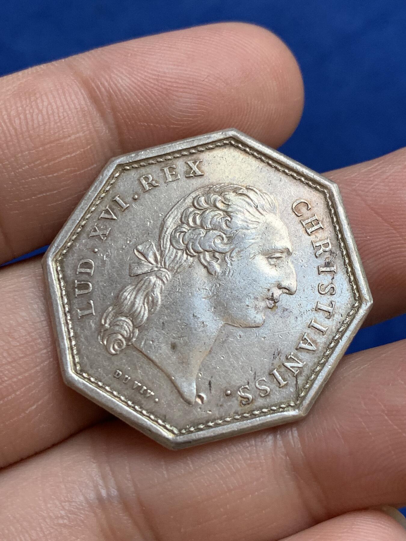 《竞宝斋》第271场-八角与章专场 周日，周一，周二  3场连拍 （全场包邮） 法国1775年宗教神职人员集会八角银质代币，13.61g，32.0mm，1832年之前无边铭