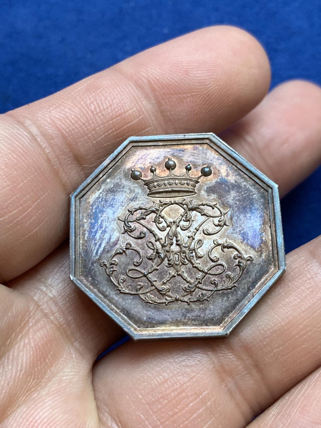 《竞宝斋》第271场-八角与章专场 周日，周一，周二  3场连拍 （全场包邮） 法国双狮背花体八角银章，13.76g，30.3mm，手指边铭，首见品种