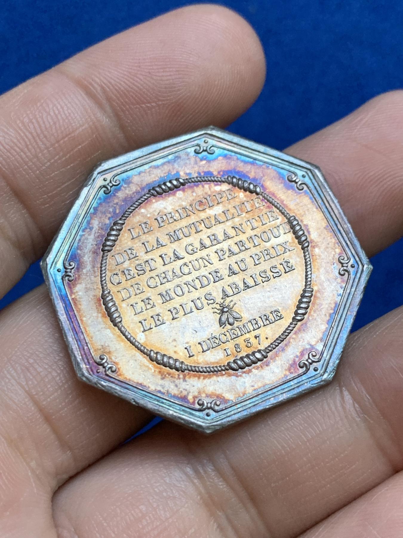 《竞宝斋》第271场-八角与章专场 周日，周一，周二  3场连拍 （全场包邮） 法国八角银章，巴黎火灾互助保险公司，18.03g，35.6mm，手指边铭