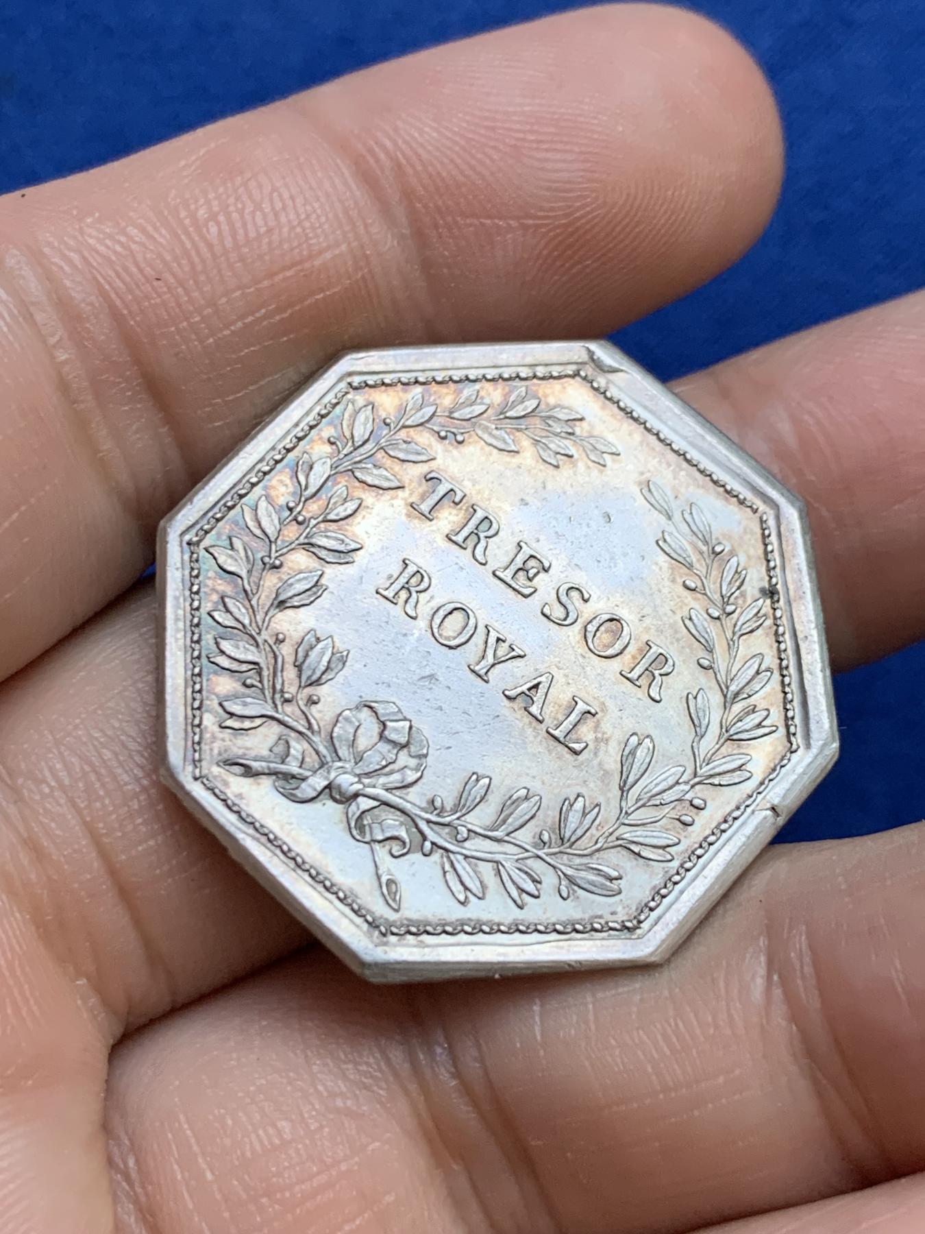 《竞宝斋》第271场-八角与章专场 周日，周一，周二  3场连拍 （全场包邮） 法国路易十六时期皇家宝藏八角银质代币，13.28g，32.3mm，早期无边铭