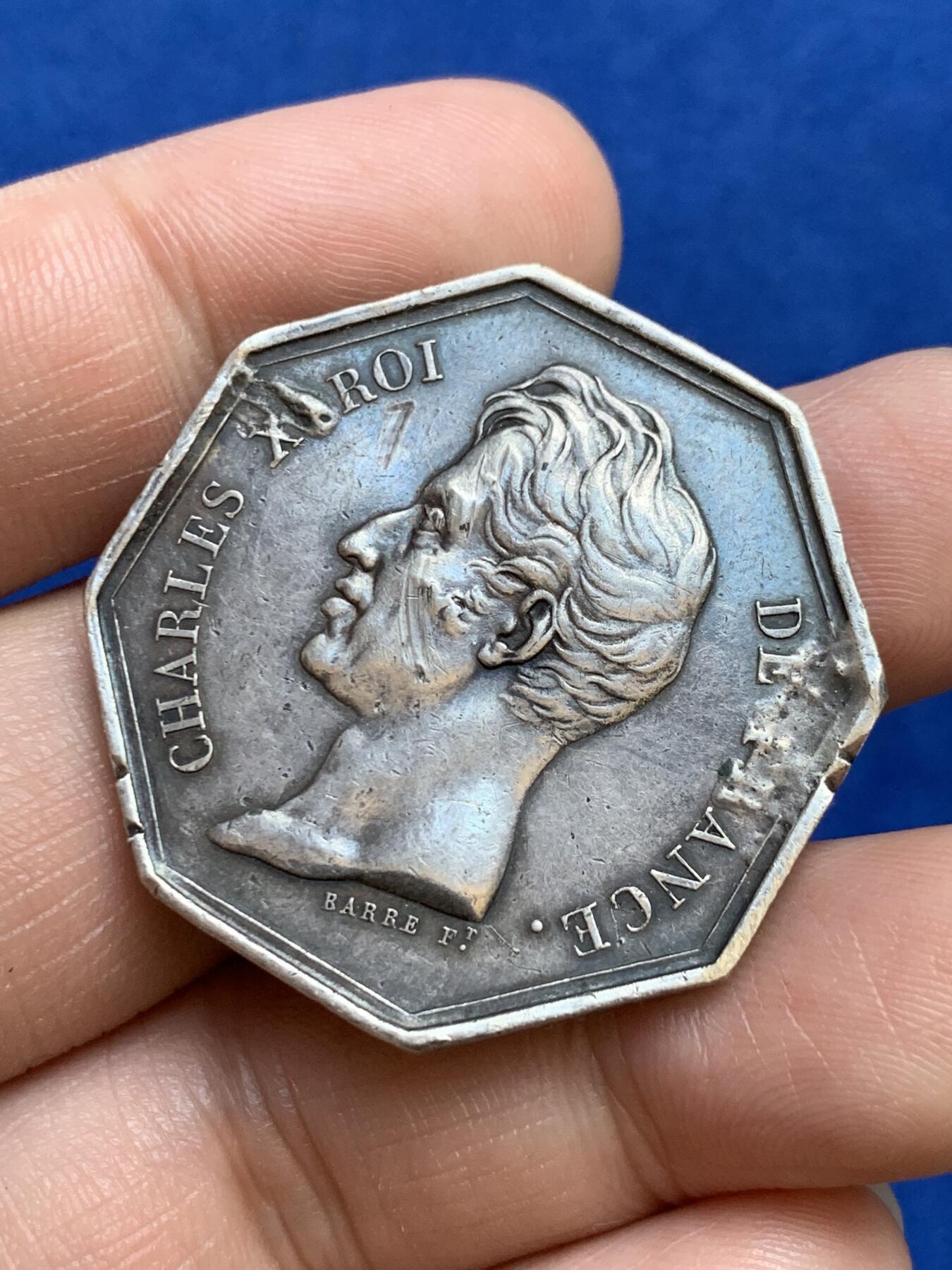 《竞宝斋》第271场-八角与章专场 周日，周一，周二  3场连拍 （全场包邮） 法国JETON银质八角，海外省份瓜德鲁普银行，直径35.7毫米，重18.34克，无边铭