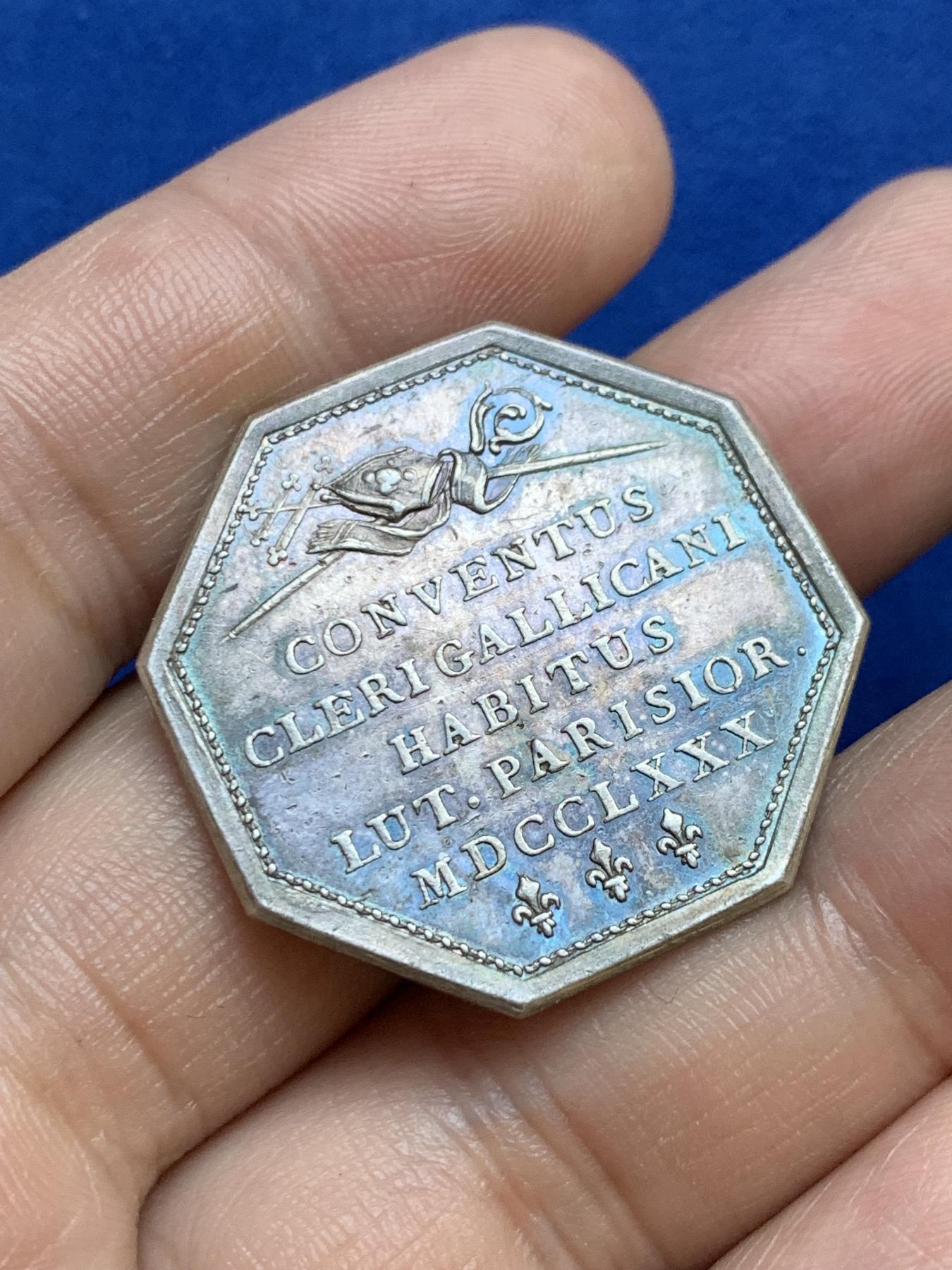 《竞宝斋》第271场-八角与章专场 周日，周一，周二  3场连拍 （全场包邮） 法国1780年宗教神职人员集会八角银质代币，12.84g，32.2mm，早期无边铭