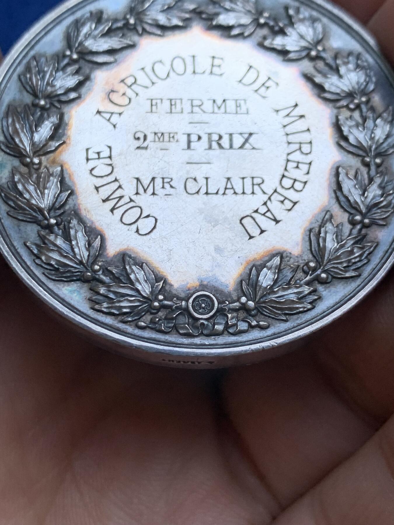 《竞宝斋》第271场-八角与章专场 周日，周一，周二  3场连拍 （全场包邮） 法国米尔博农业委员会银章，50.38g，45.7mm，蜜蜂边铭，品相完美带原盒