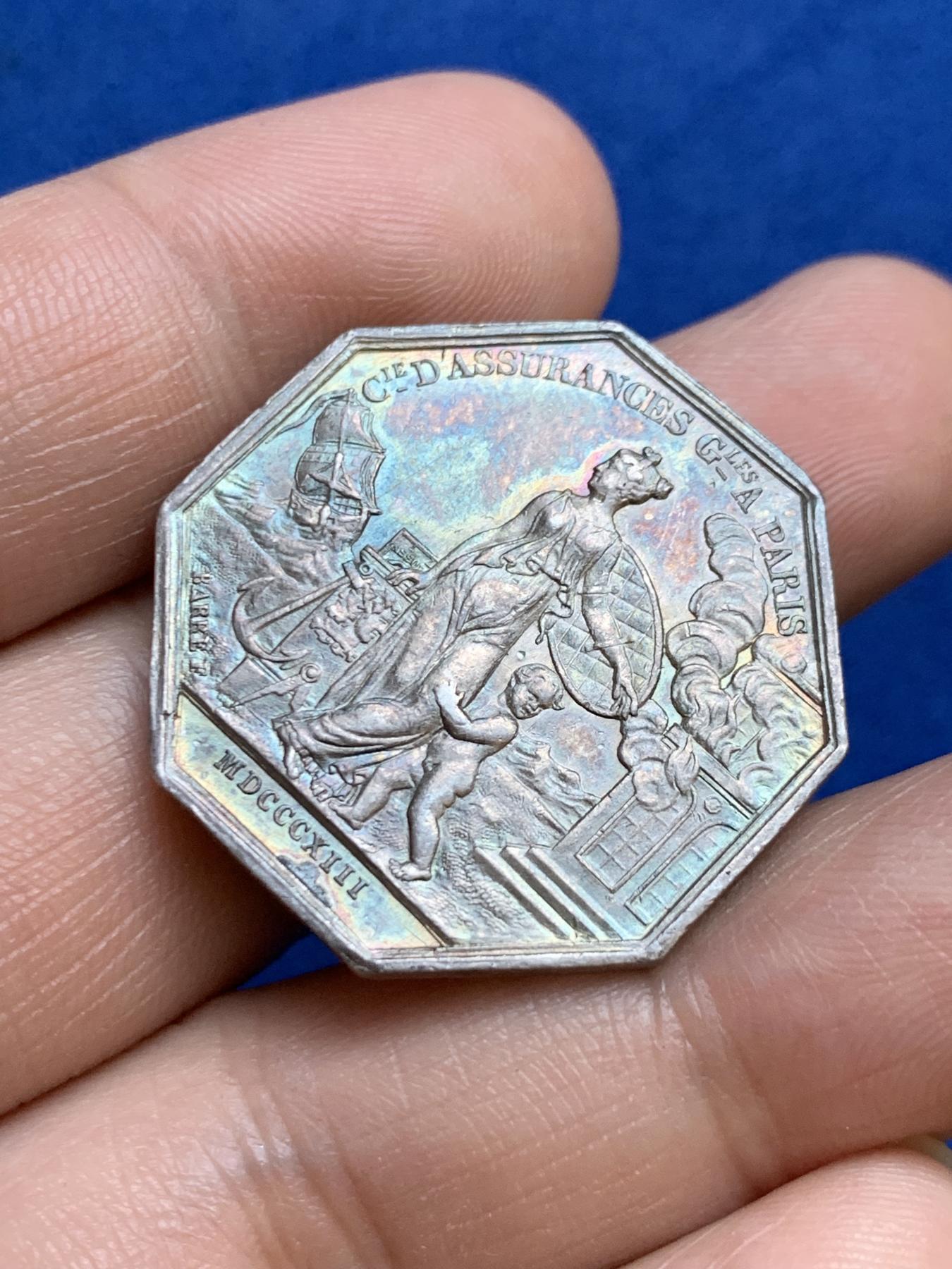 《竞宝斋》第271场-八角与章专场 周日，周一，周二  3场连拍 （全场包邮） 法国巴黎火灾保险工商八角银质代币，11.75g，30.3mm，油灯边铭