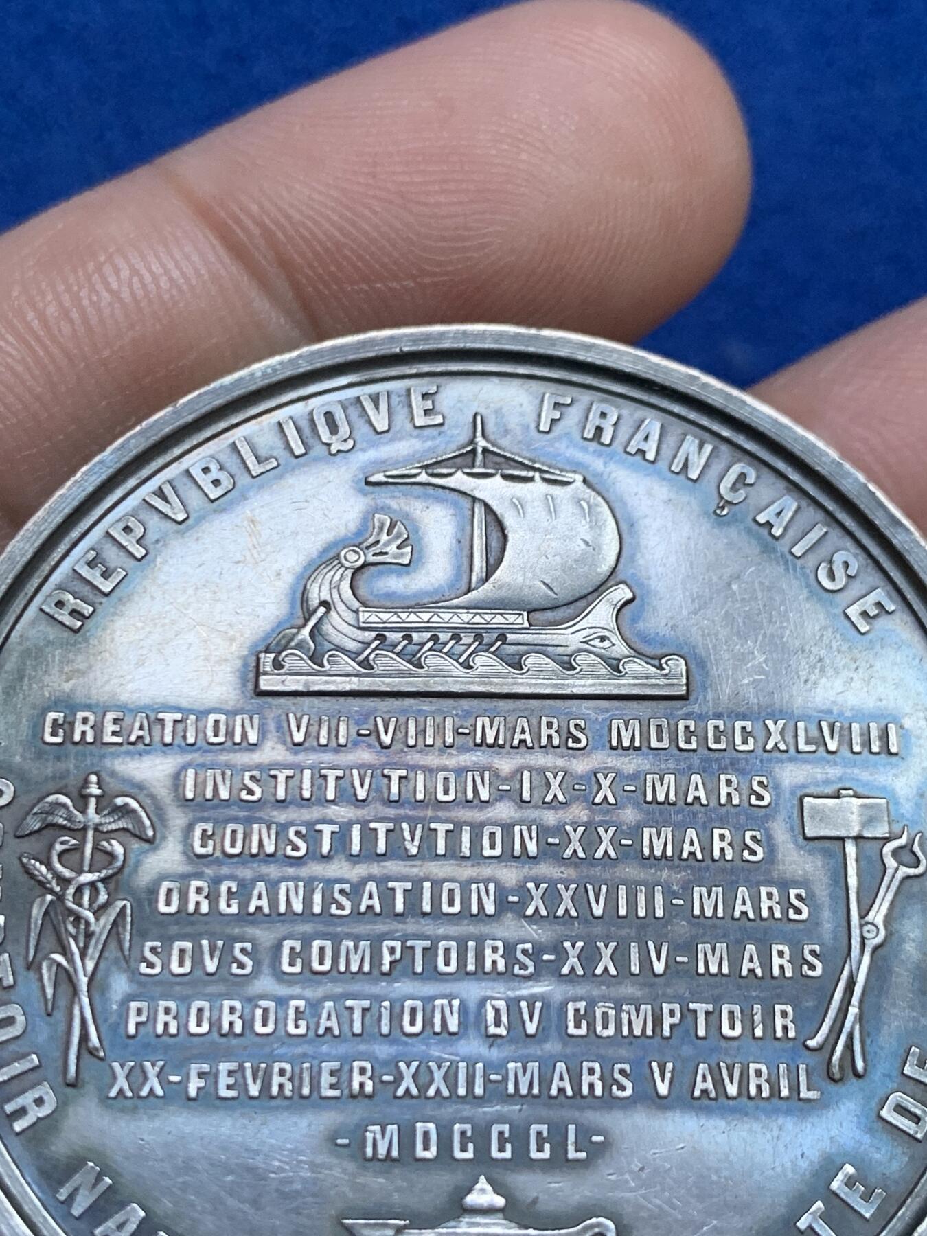 《竞宝斋》第271场-八角与章专场 周日，周一，周二  3场连拍 （全场包邮） 法国巴黎折扣银行银章，38.16g，45.3mm，手指边铭