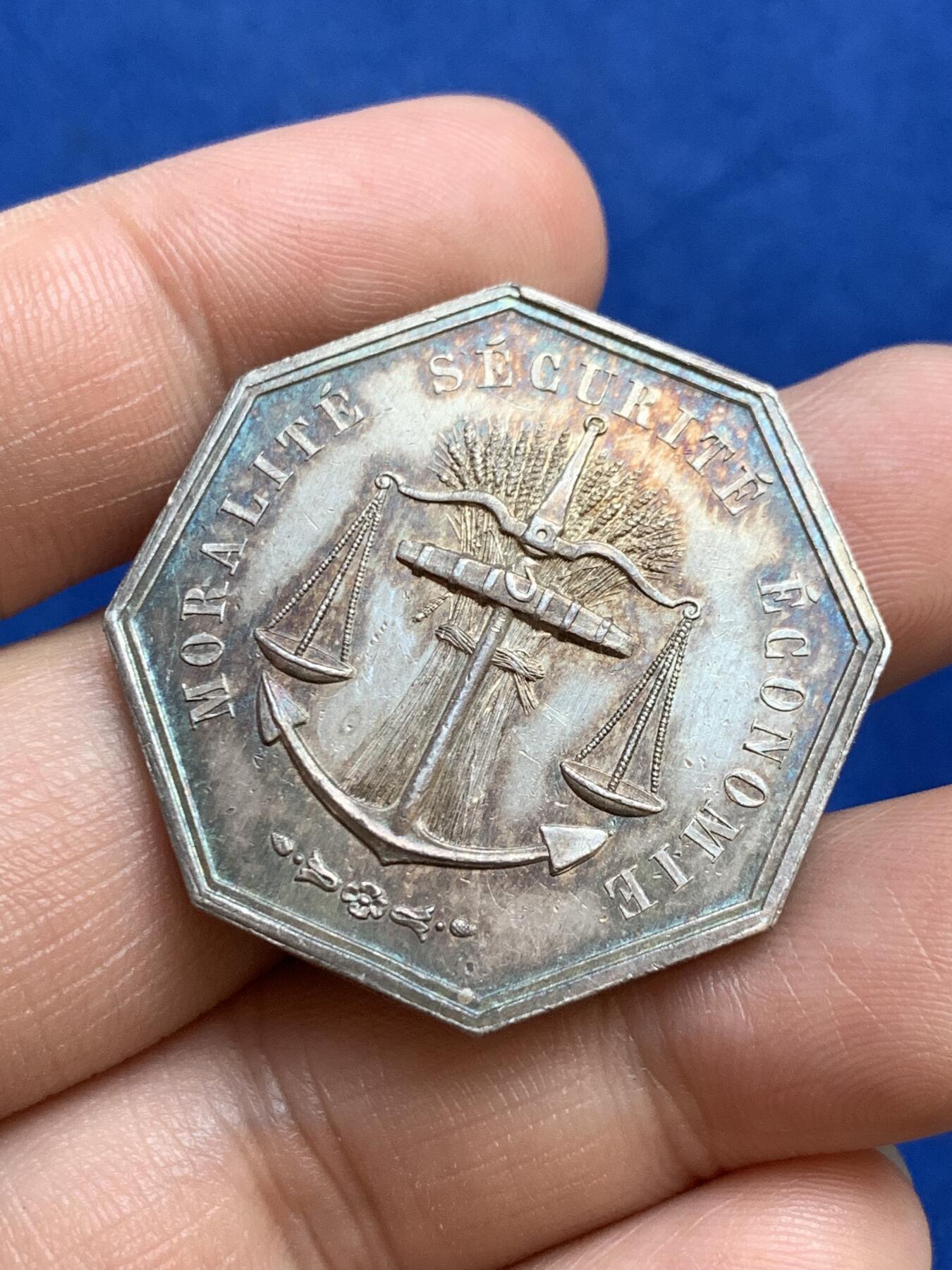 《竞宝斋》第271场-八角与章专场 周日，周一，周二  3场连拍 （全场包邮） 法国JETON银质八角，波尔多互助火灾保险公司，直径35.2毫米，重18.84克，边铭：1860-1879蜜蜂