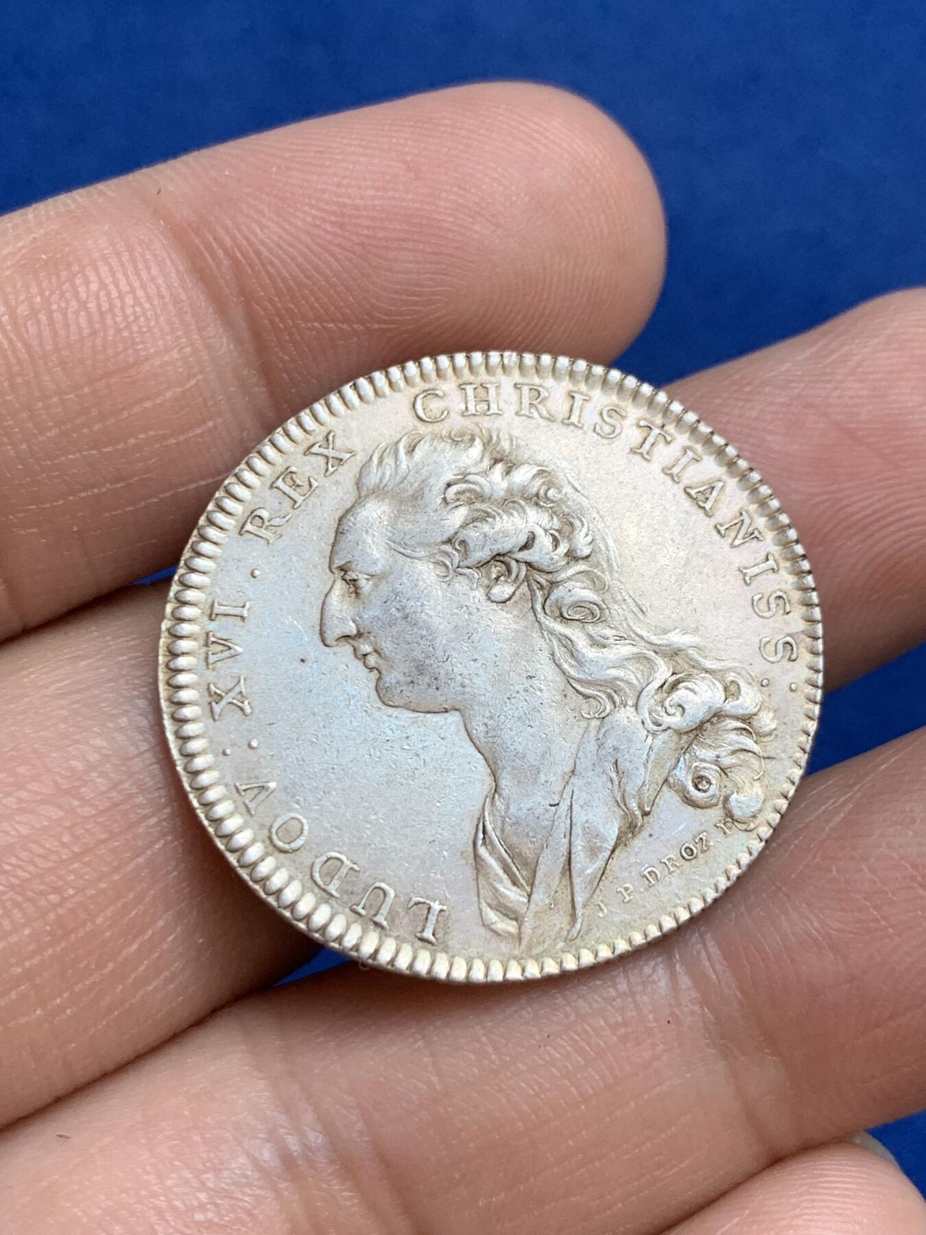 《竞宝斋》第271场-八角与章专场 周日，周一，周二  3场连拍 （全场包邮） 法国路易十六时皇家建筑银质代币，9.64g，30.6mm