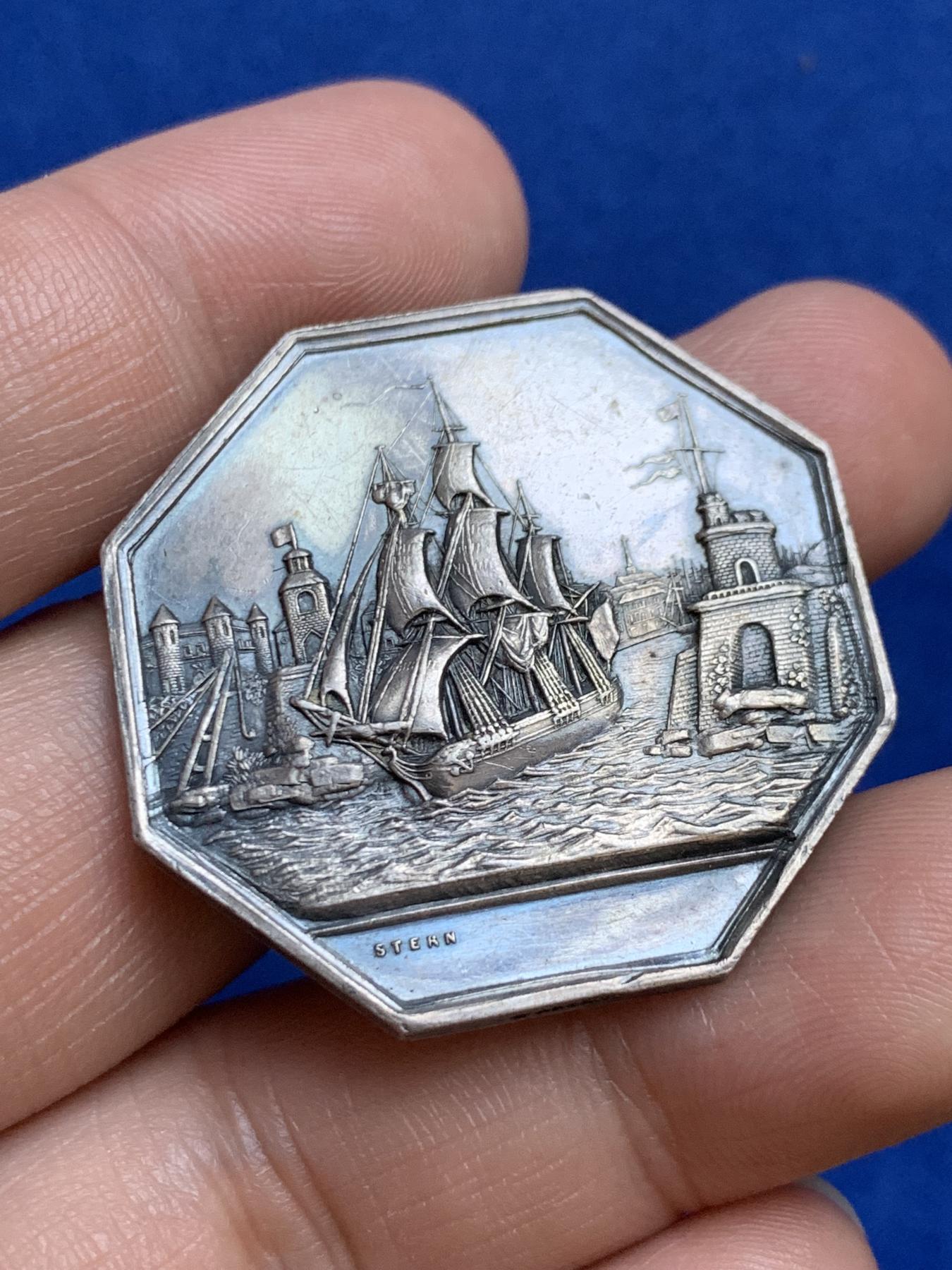 《竞宝斋》第271场-八角与章专场 周日，周一，周二  3场连拍 （全场包邮） 法国八角银质代币，海上保险公司，作者是擅长帆船雕刻的Stern，18.81g，36.3mm，1860-1879蜜蜂边铭