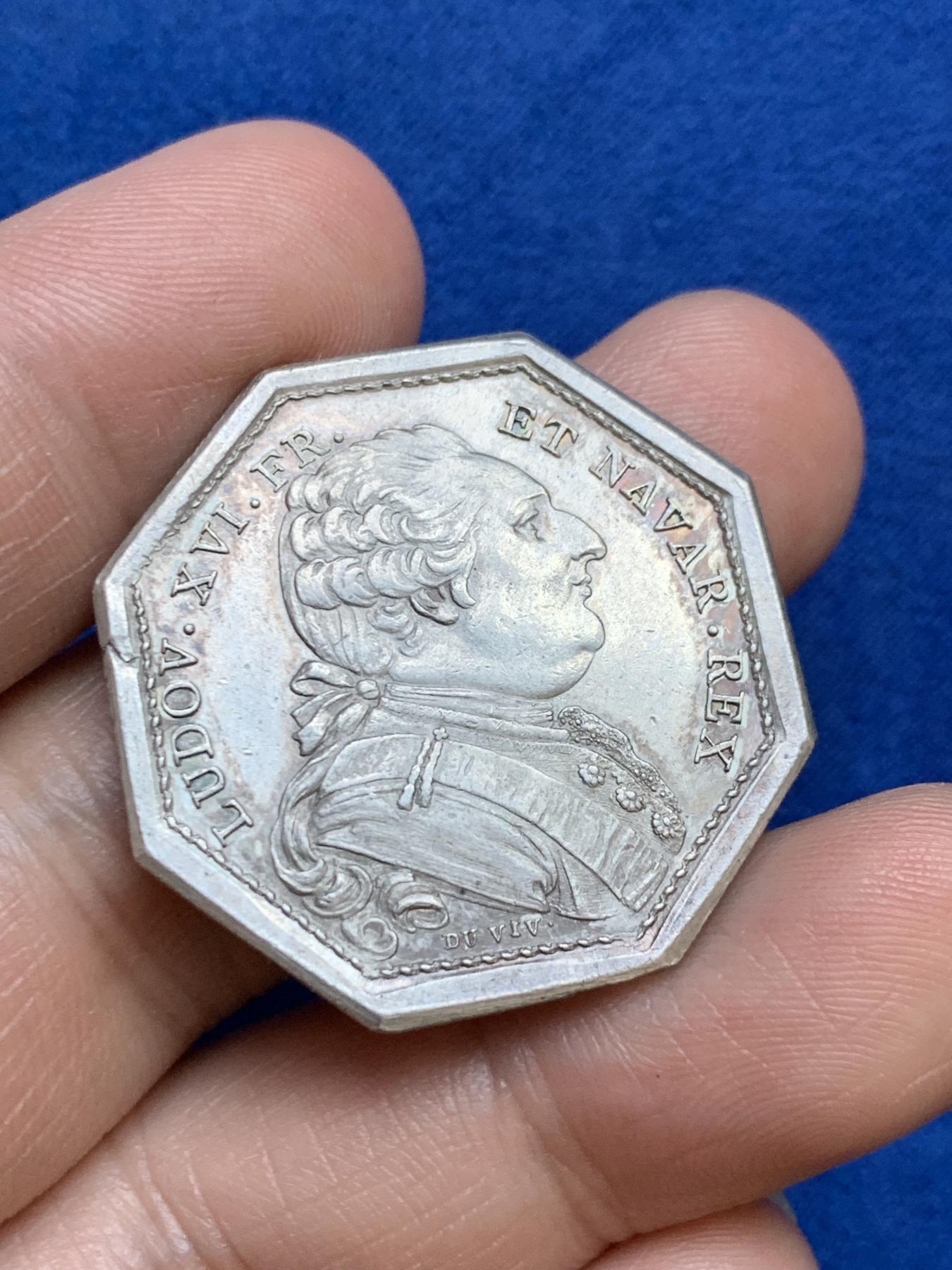 《竞宝斋》第271场-八角与章专场 周日，周一，周二  3场连拍 （全场包邮） 法国路易十六时期皇家宝藏八角银质代币，13.28g，32.3mm，早期无边铭