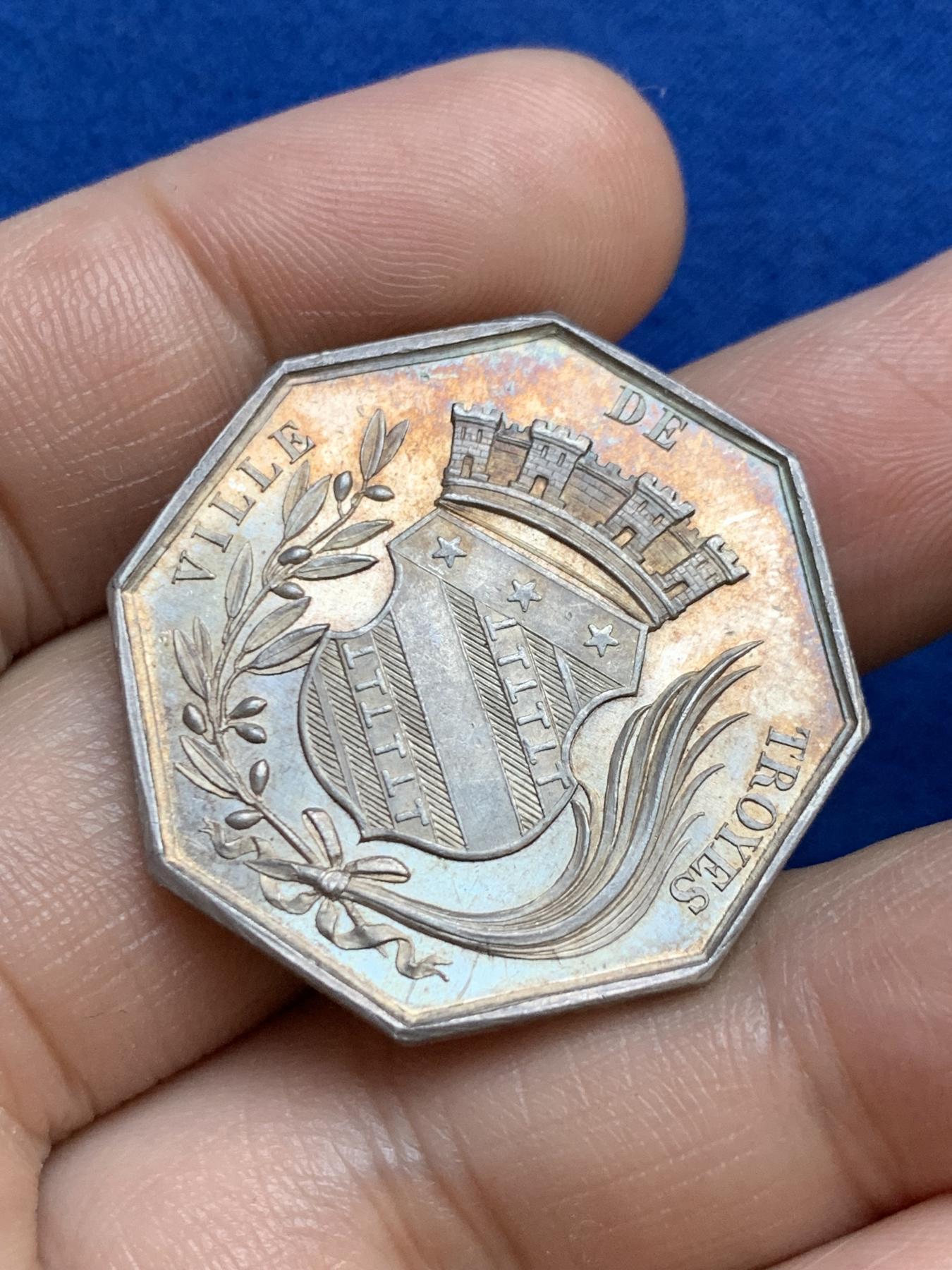 《竞宝斋》第271场-八角与章专场 周日，周一，周二  3场连拍 （全场包邮） 法国特鲁瓦燃气照明公司八角银质代币，14.84g，32.5mm，手指边铭