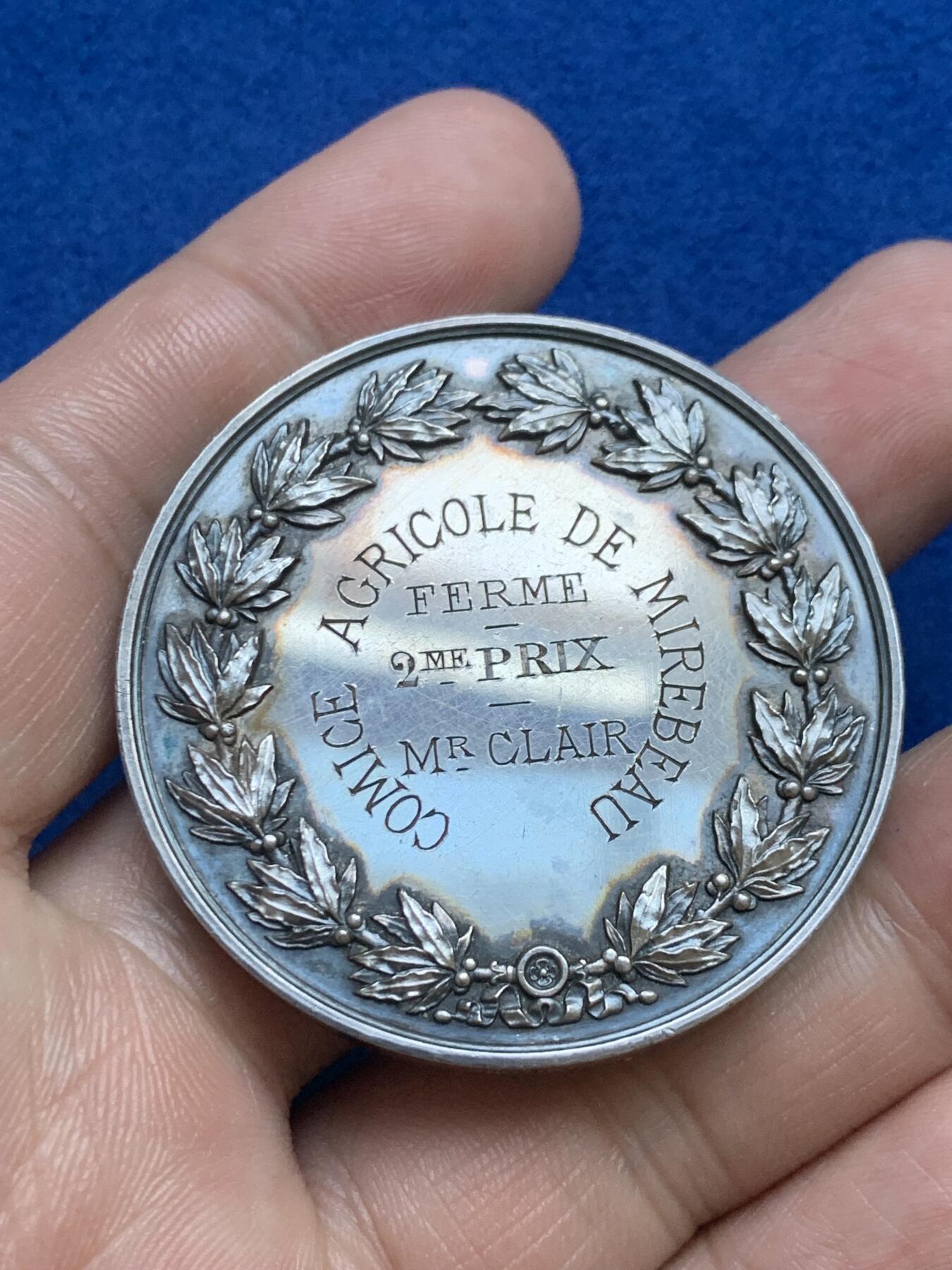 《竞宝斋》第271场-八角与章专场 周日，周一，周二  3场连拍 （全场包邮） 法国米尔博农业委员会银章，50.38g，45.7mm，蜜蜂边铭，品相完美带原盒