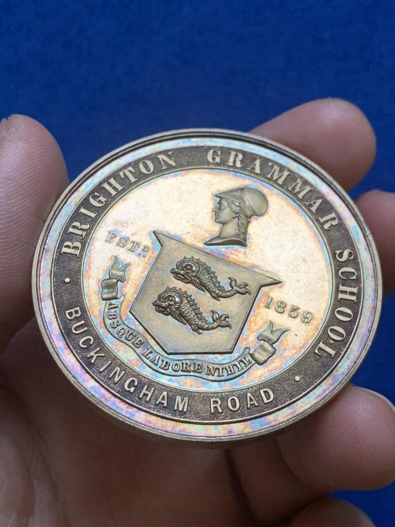 《竞宝斋》第271场-八角与章专场 周日，周一，周二  3场连拍 （全场包邮） 英国1885年布莱顿专有语法和商业学校镀金银章，60.47g，51.3mm，无边铭