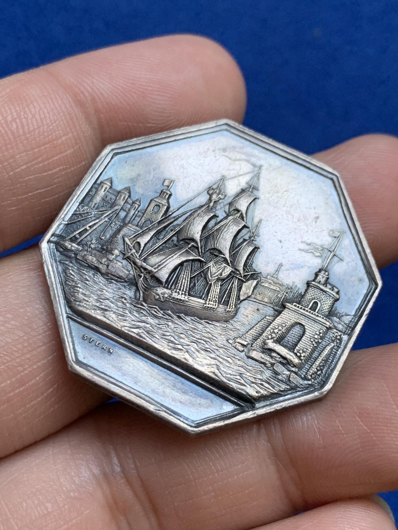 《竞宝斋》第271场-八角与章专场 周日，周一，周二  3场连拍 （全场包邮） 法国八角银质代币，海上保险公司，作者是擅长帆船雕刻的Stern，18.81g，36.3mm，1860-1879蜜蜂边铭