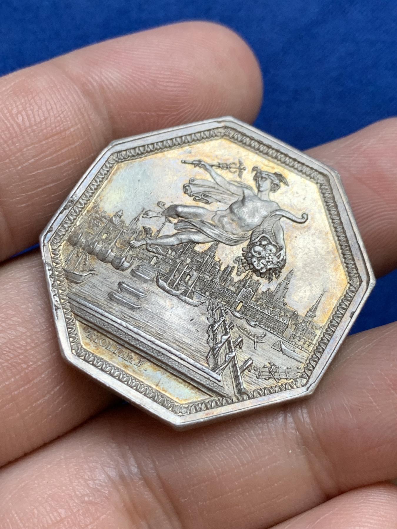 《竞宝斋》第271场-八角与章专场 周日，周一，周二  3场连拍 （全场包邮） 法国八角银章，鲁昂商会，飞翔的墨丘利，17.43g，33.8mm，手指边铭