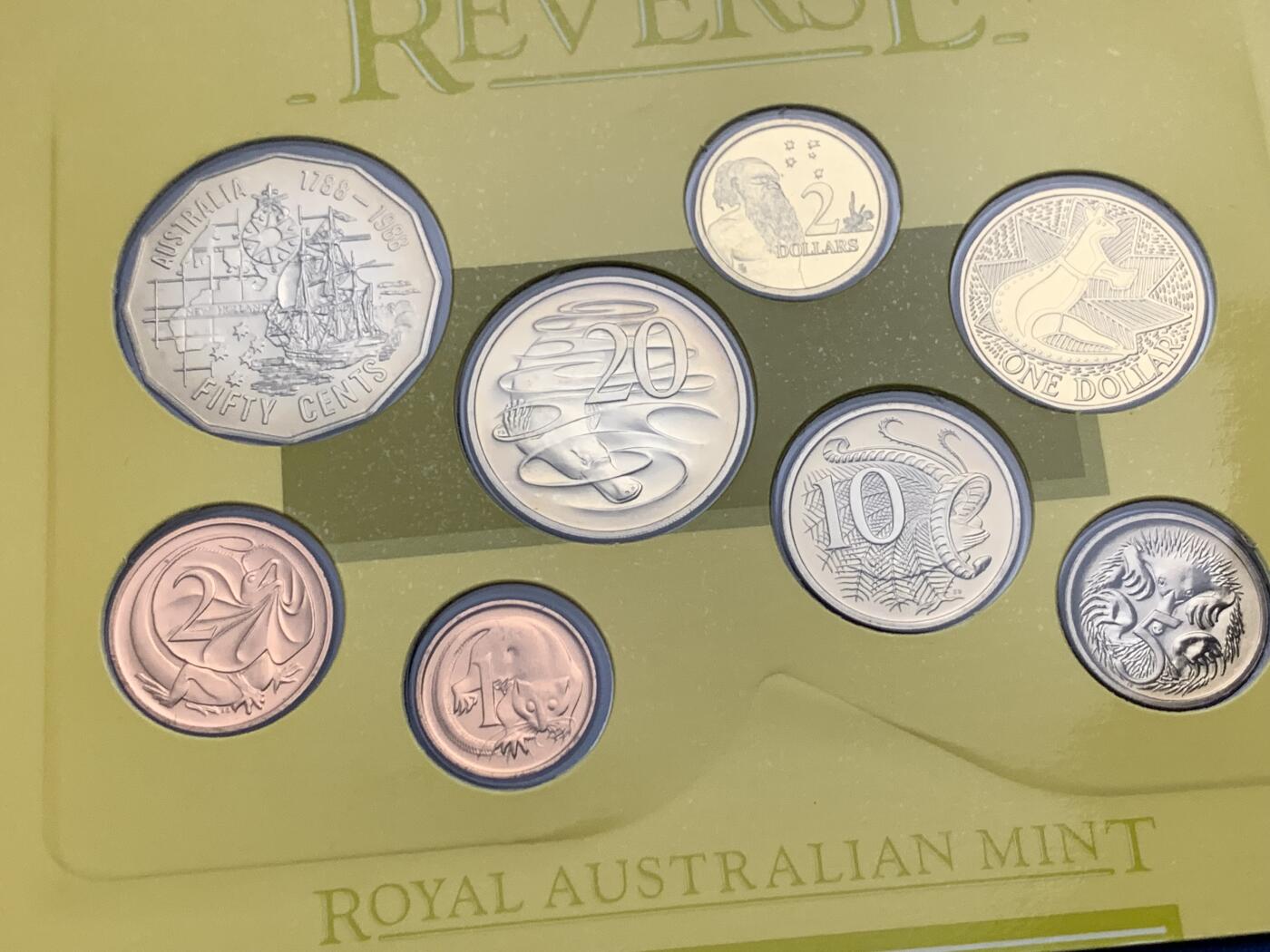 《竞宝斋》第269场- 周日，周一，周二  3场连拍 （全场包邮） 1988年澳大利亚皇家造币厂官方套币 带50分 1元流通纪念币2枚