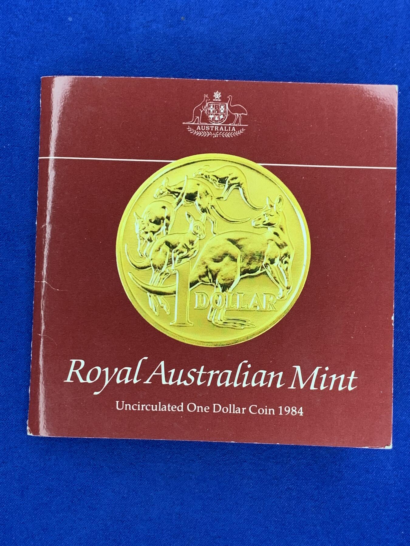 《竞宝斋》第269场- 周日，周一，周二  3场连拍 （全场包邮） 1984年澳大利亚皇家造币厂官方套币（日本市场发售，单独带日文证书）+精典袋鼠1澳元官方装祯册（首年，单独发行）组成一套。少见。