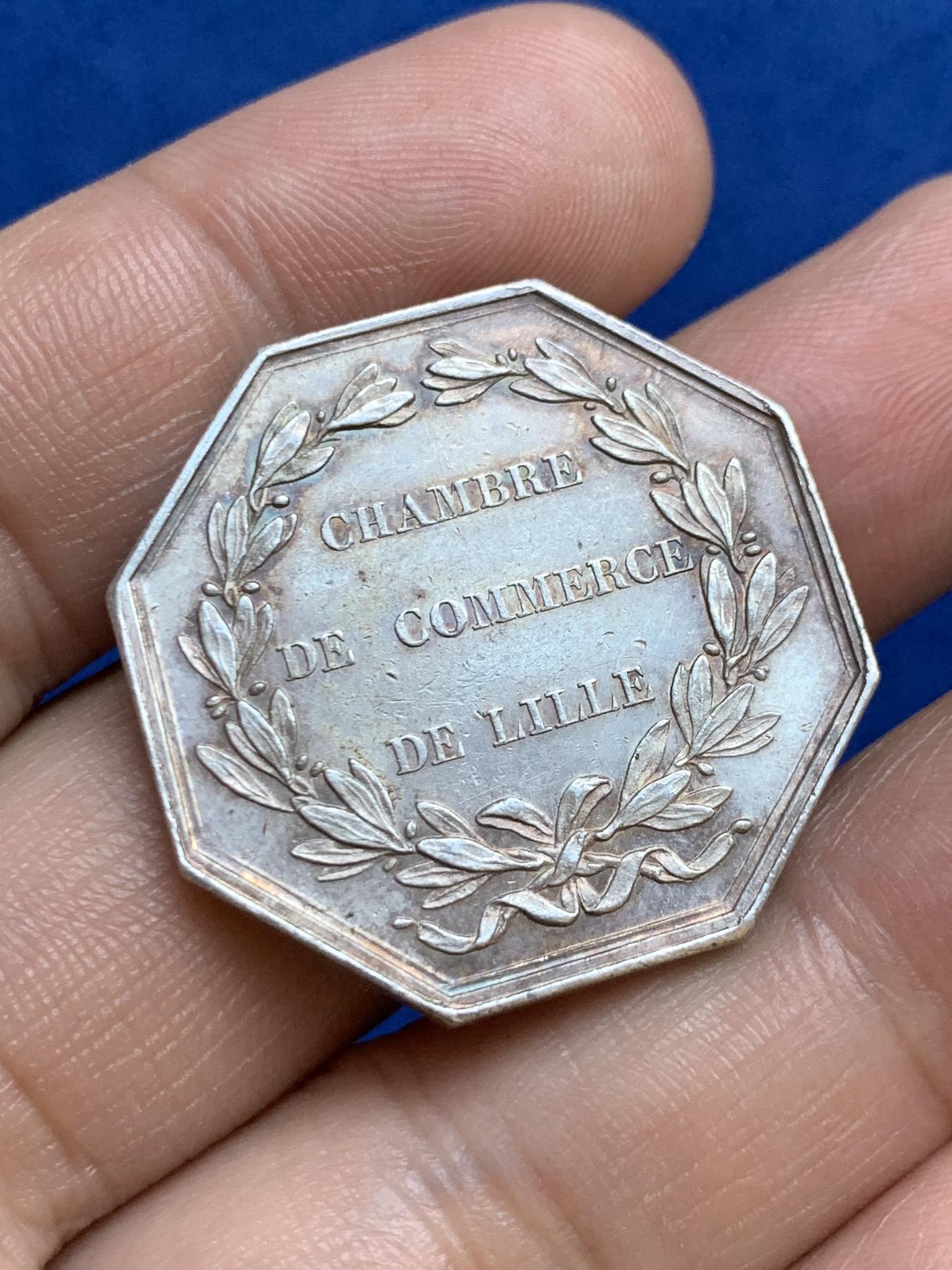 《竞宝斋》第271场-八角与章专场 周日，周一，周二  3场连拍 （全场包邮） 法国八角银质代币，里尔商会，13.85g，30.7mm，手指边铭