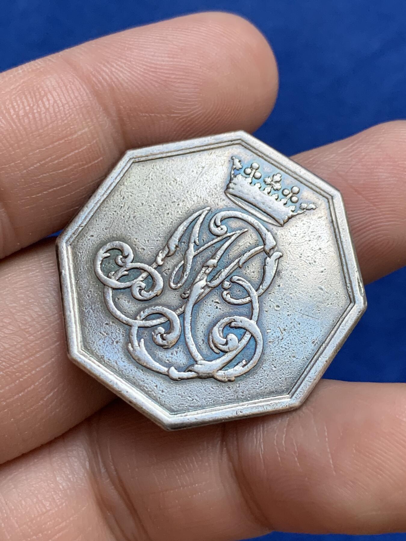 《竞宝斋》第271场-八角与章专场 周日，周一，周二  3场连拍 （全场包邮） 法国八角银章，早期贵族双狮盾徽，14.19g，33mm，早期无边铭