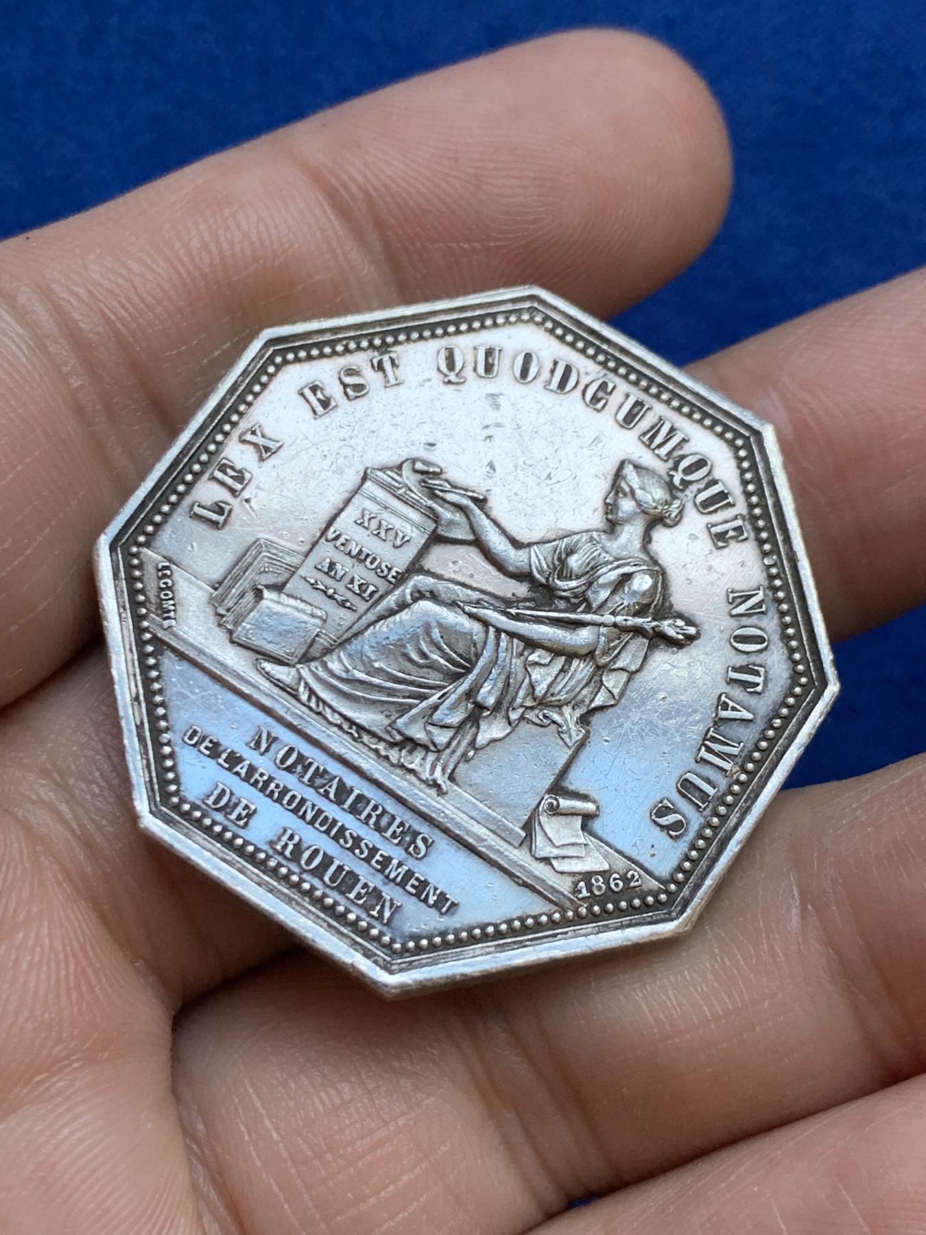 《竞宝斋》第271场-八角与章专场 周日，周一，周二  3场连拍 （全场包邮） 法国拿破仑三世鲁昂公证人八角银质代币，22.05g，36.2mm，蜜蜂边铭