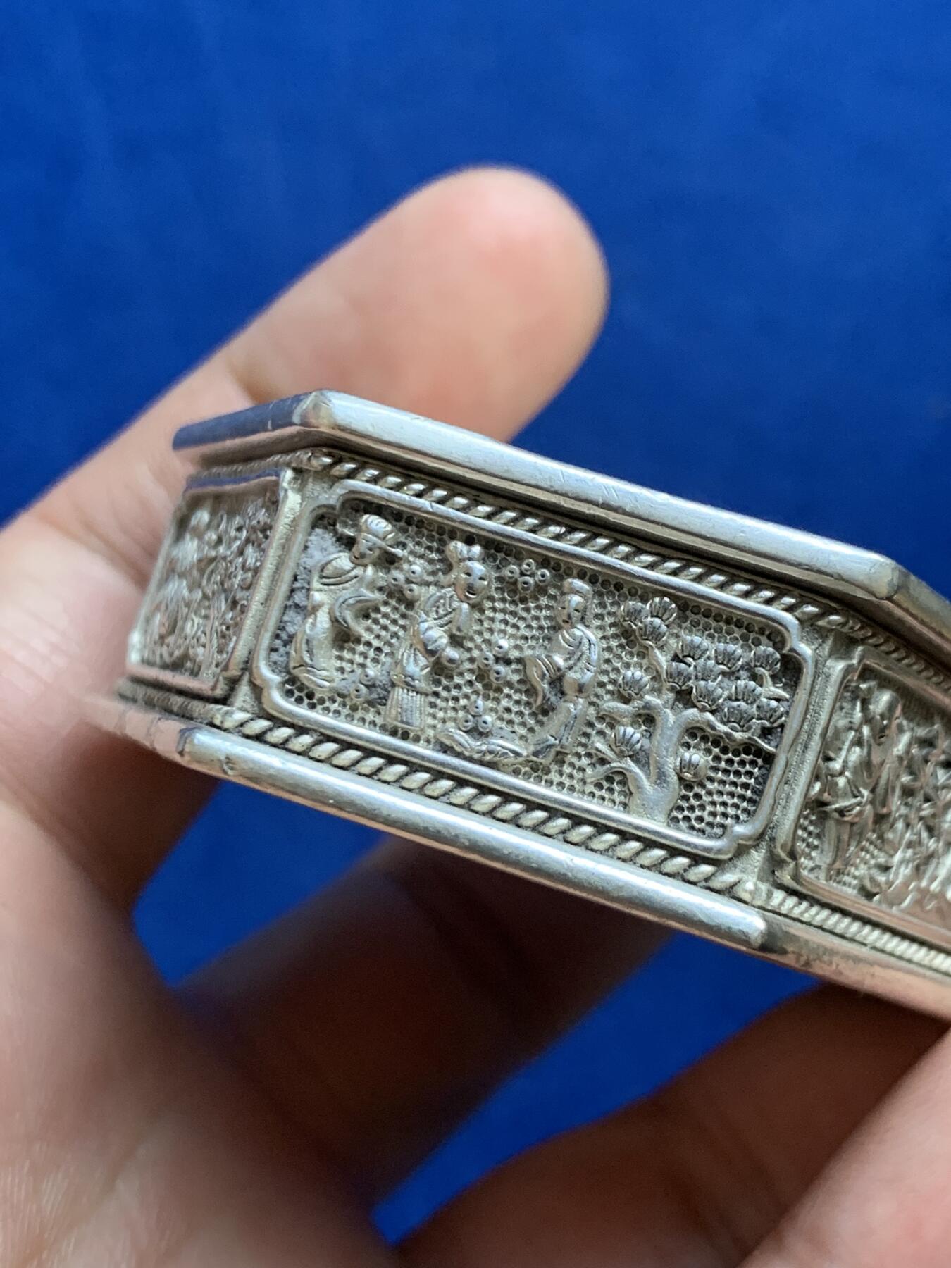 《竞宝斋》第269场- 周日，周一，周二  3场连拍 （全场包邮） 六角装饰盒 材质不明 两枚币不对 细节见图 重117.6克 直径50.5-57.4mm