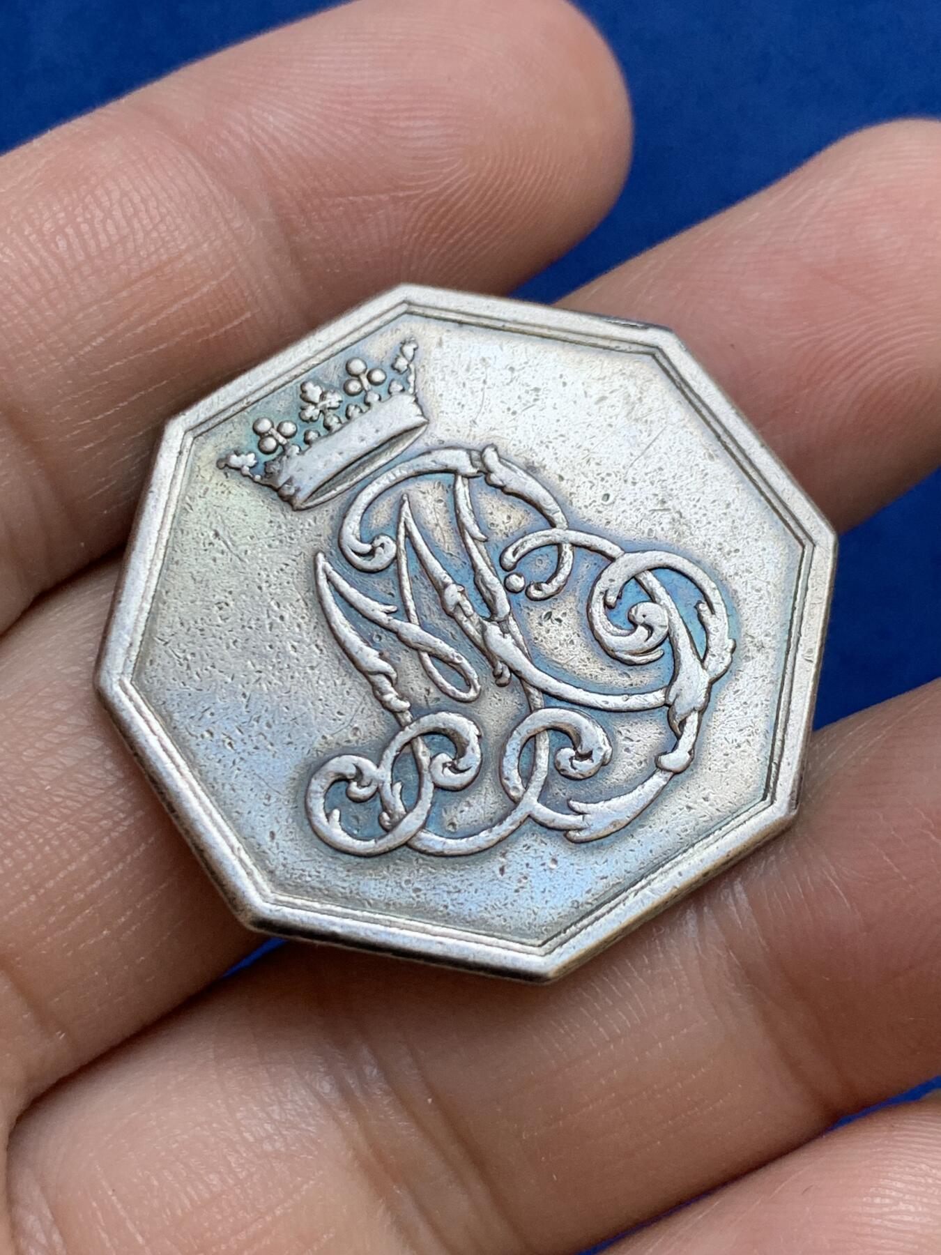 《竞宝斋》第271场-八角与章专场 周日，周一，周二  3场连拍 （全场包邮） 法国八角银章，早期贵族双狮盾徽，14.19g，33mm，早期无边铭