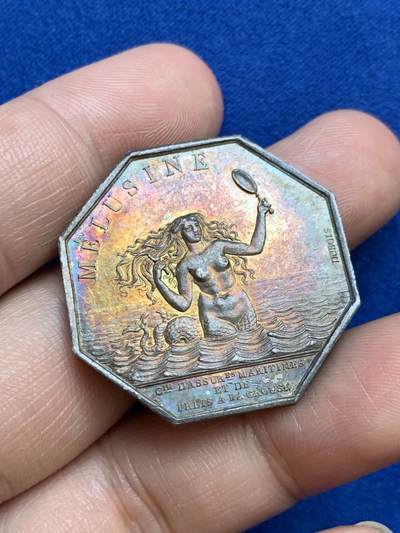 《竞宝斋》第271场-八角与章专场 周日，周一，周二  3场连拍 （全场包邮） - 法国名誉品jeton目录封面海妖八角银质代币，正反面由两位大师Dubois和Caque雕刻完成，17.56g，33.2mm，1832-1841年神灯边铭
