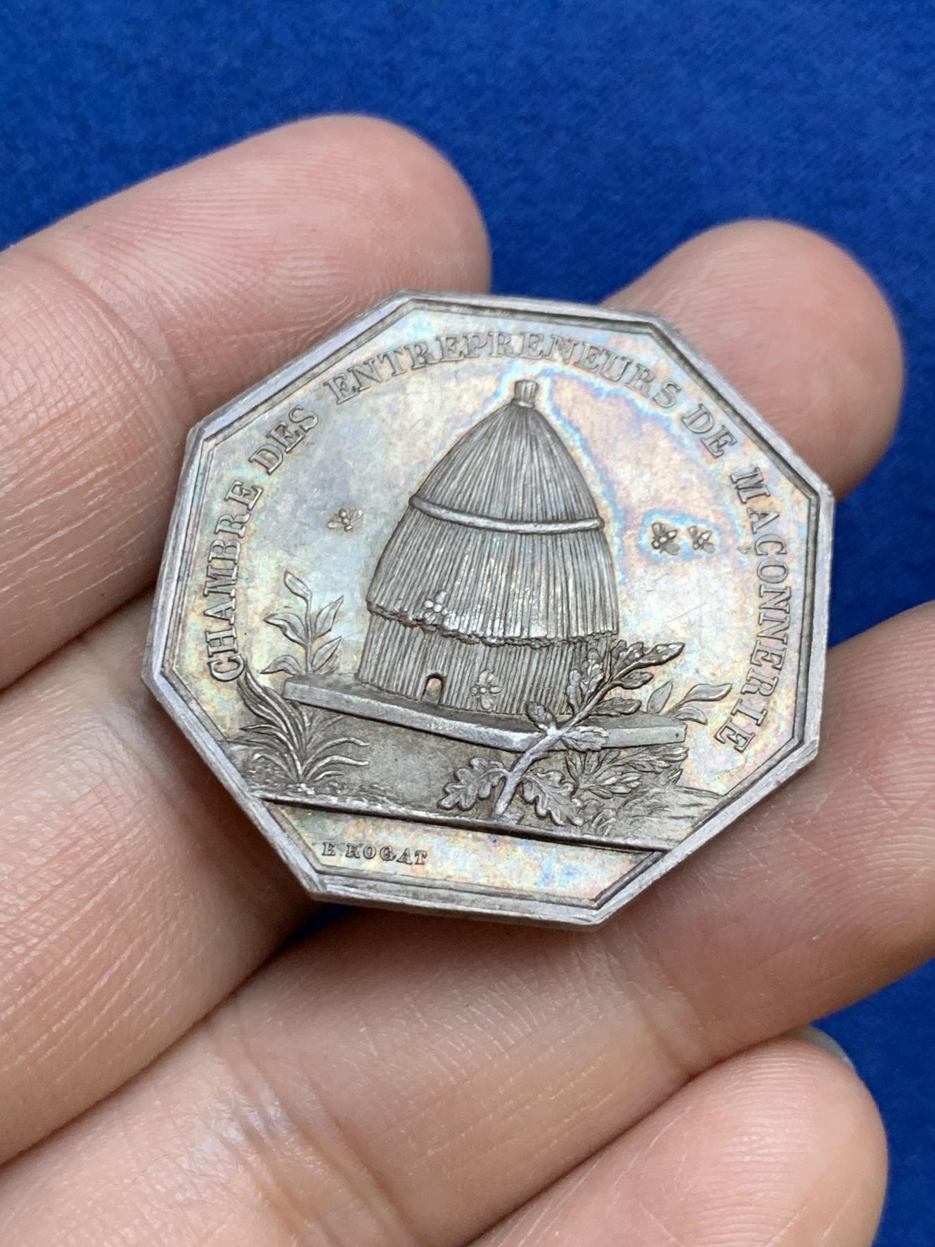 《竞宝斋》第271场-八角与章专场 周日，周一，周二  3场连拍 （全场包邮） 法国砖石承包商工会八角银质代币，12.72g，32.6mm，油灯边铭