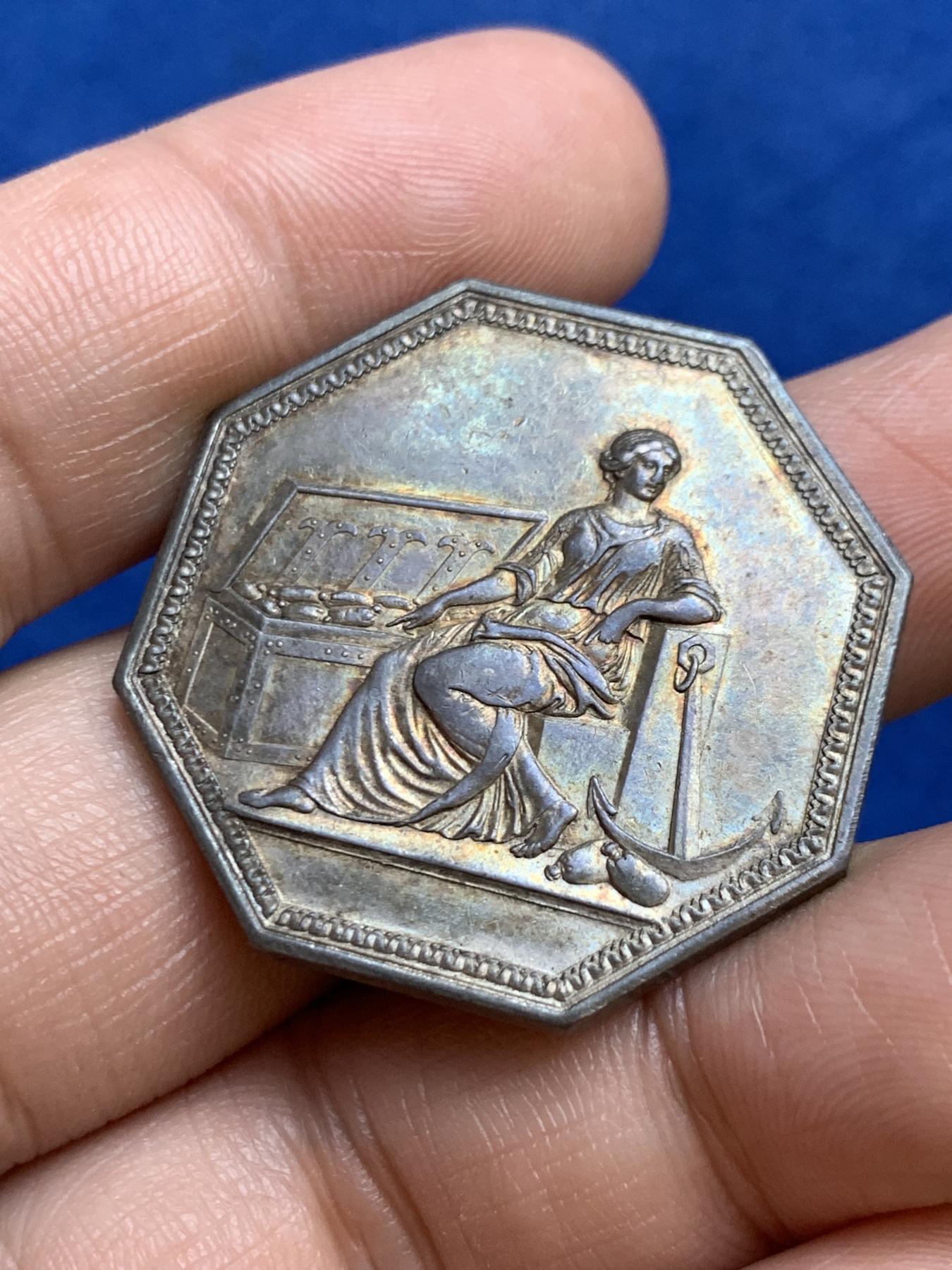 《竞宝斋》第271场-八角与章专场 周日，周一，周二  3场连拍 （全场包邮） 法国巴黎贴现银行八角银质代币，15.99g，33.8mm，早期无边铭