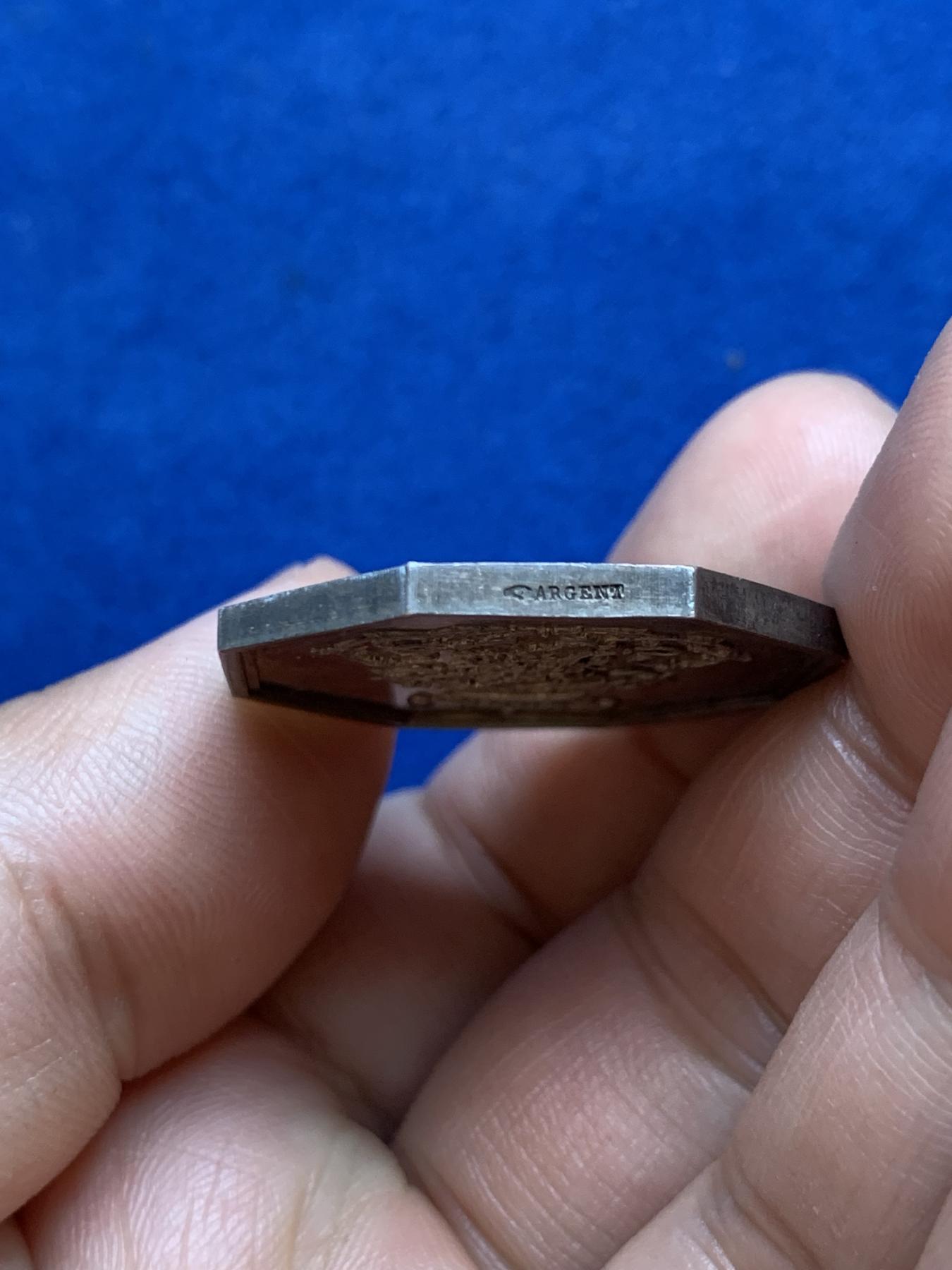 《竞宝斋》第271场-八角与章专场 周日，周一，周二  3场连拍 （全场包邮） 法国双狮背花体八角银章，13.76g，30.3mm，手指边铭，首见品种