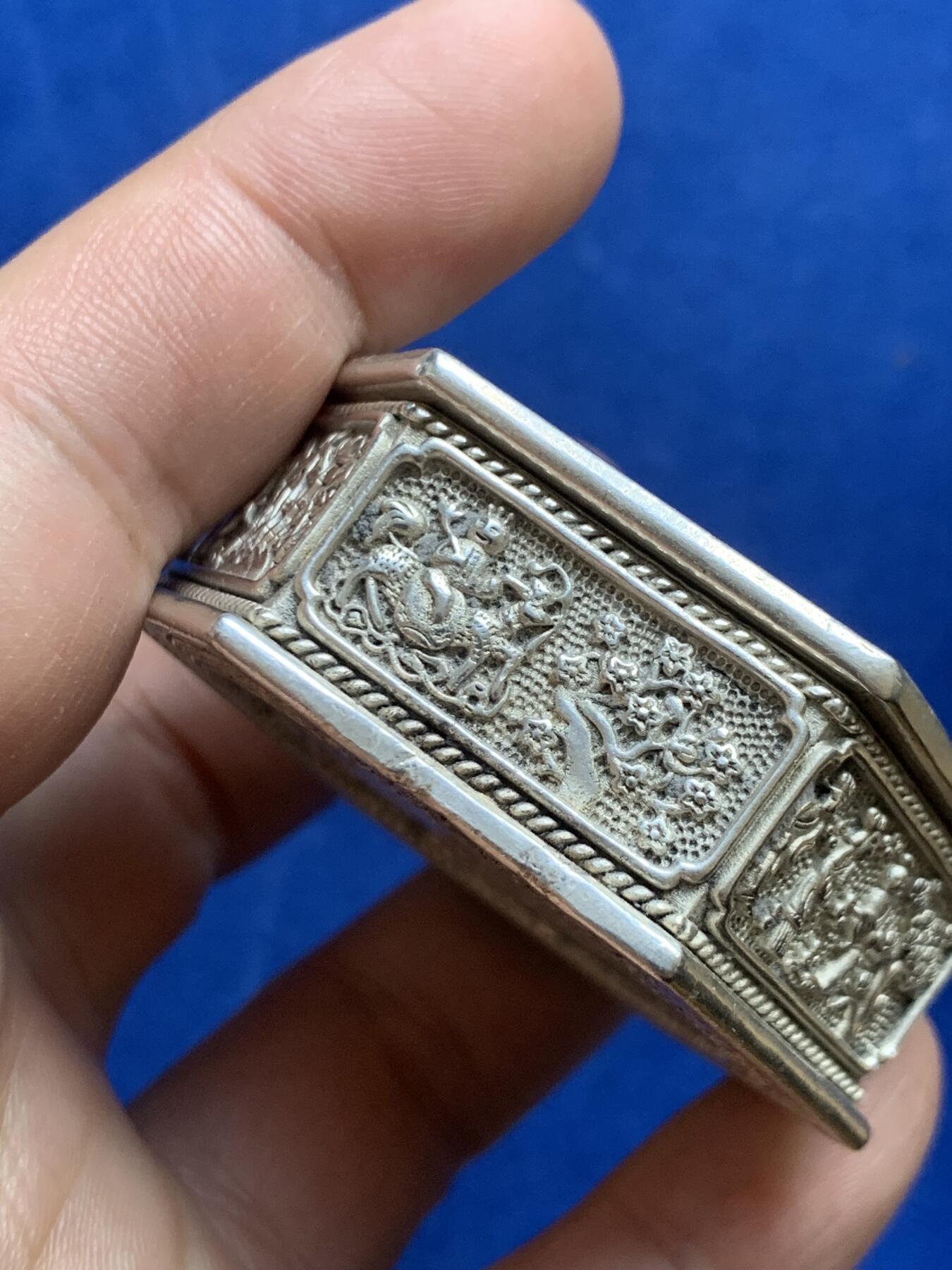 《竞宝斋》第269场- 周日，周一，周二  3场连拍 （全场包邮） 六角装饰盒 材质不明 两枚币不对 细节见图 重117.6克 直径50.5-57.4mm