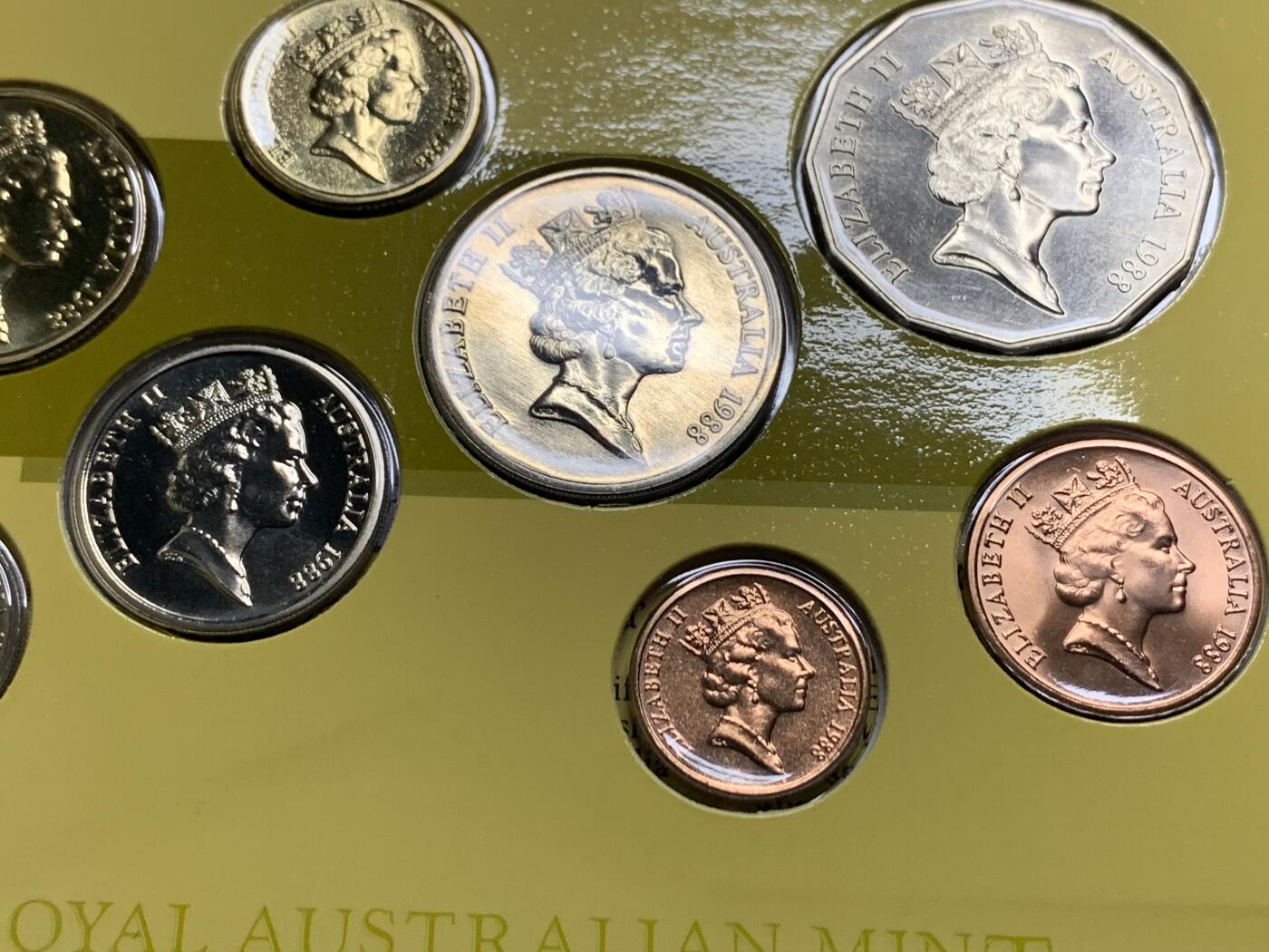 《竞宝斋》第269场- 周日，周一，周二  3场连拍 （全场包邮） 1988年澳大利亚皇家造币厂官方套币 带50分 1元流通纪念币2枚