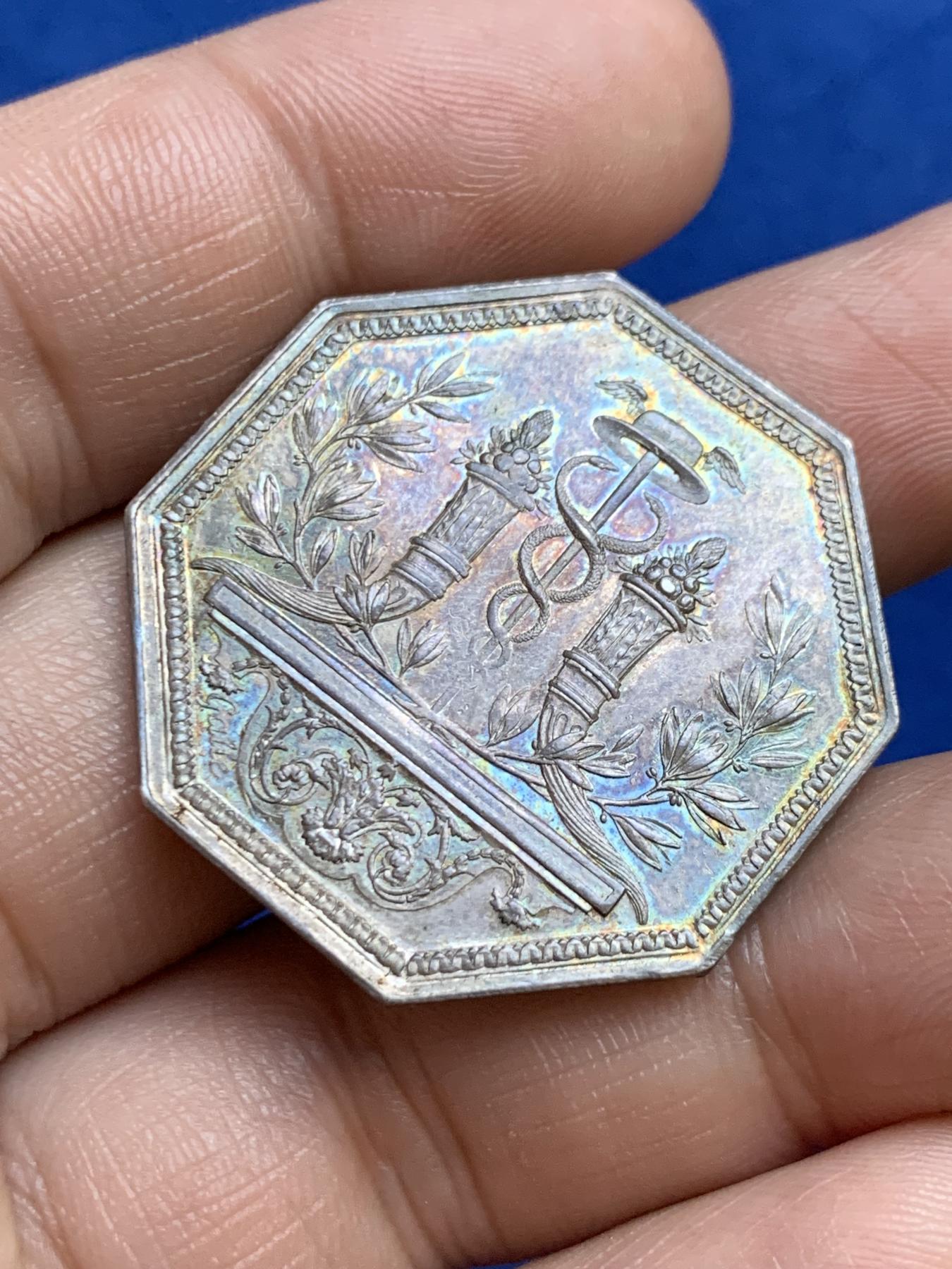 《竞宝斋》第271场-八角与章专场 周日，周一，周二  3场连拍 （全场包邮） 法国巴黎贴现银行八角银质代币，15.99g，33.8mm，早期无边铭