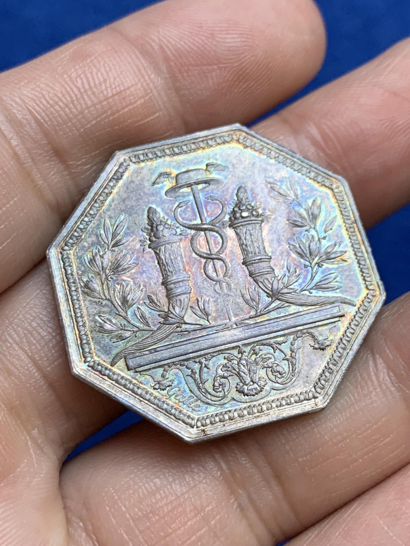 《竞宝斋》第271场-八角与章专场 周日，周一，周二  3场连拍 （全场包邮） 法国巴黎贴现银行八角银质代币，15.99g，33.8mm，早期无边铭