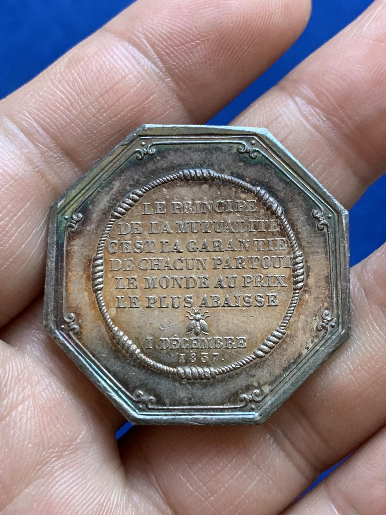 《竞宝斋》第271场-八角与章专场 周日，周一，周二  3场连拍 （全场包邮） 法国八角银章，巴黎火灾互助保险公司，18.03g，35.6mm，手指边铭