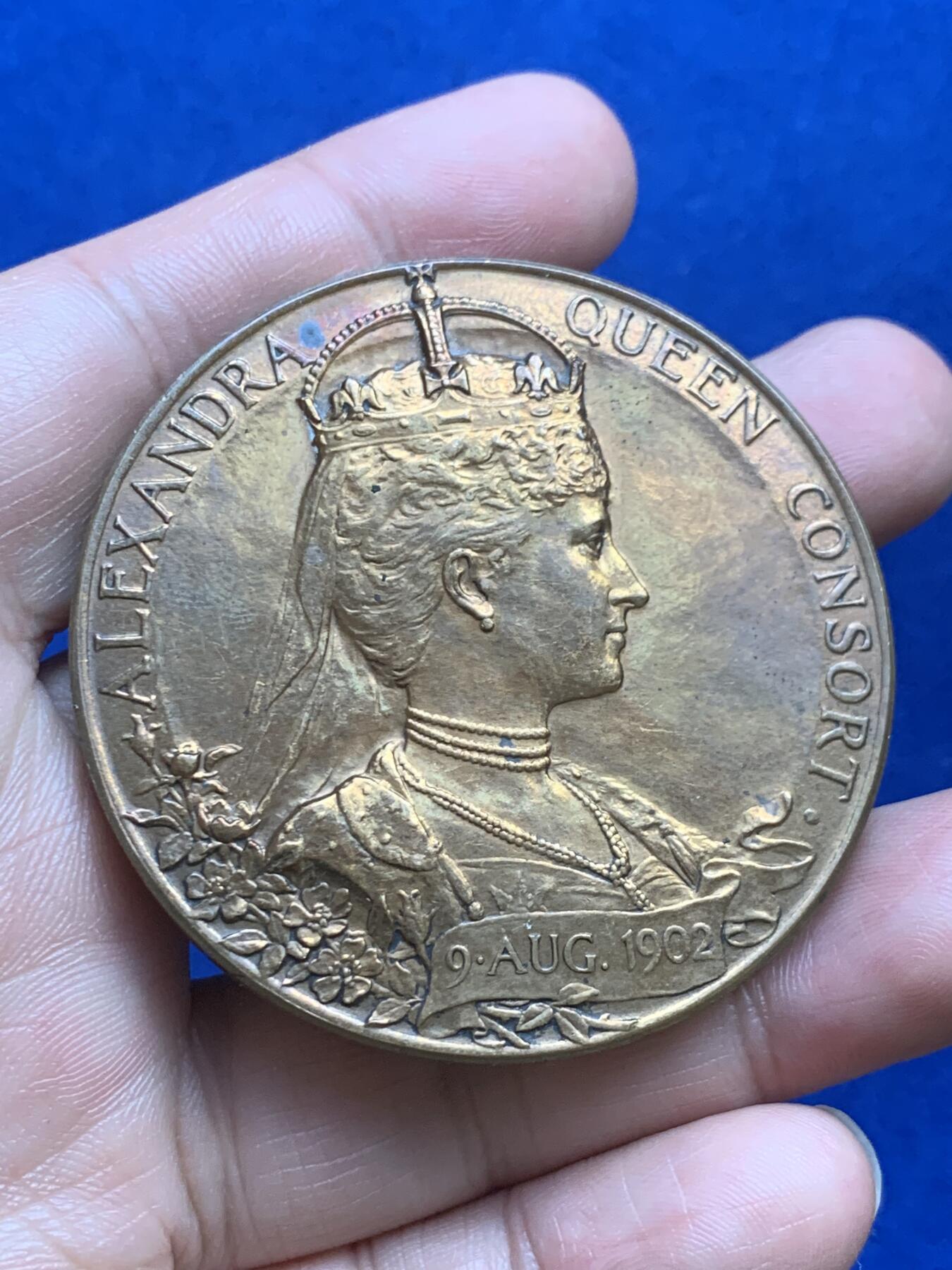 《竞宝斋》第269场- 周日，周一，周二  3场连拍 （全场包邮） 1902年英国爱七登基纪念大铜章 直径55.7mm 重量81.5g