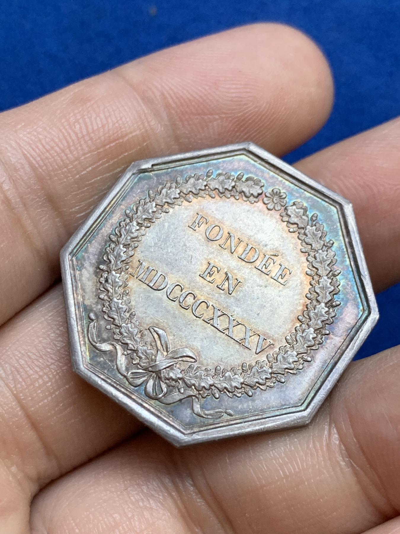 《竞宝斋》第271场-八角与章专场 周日，周一，周二  3场连拍 （全场包邮） 法国JETON银质八角，里昂银行，直径31.3毫米，重12.50克，边铭：船锚+C argent（1841-1842）