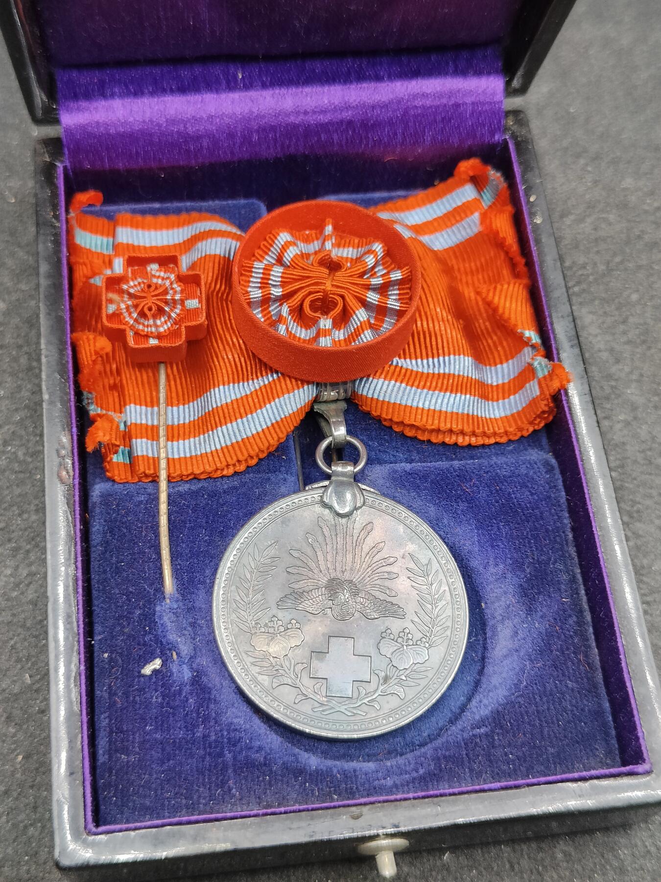 全场0元起拍 第158期 咸鱼国勋章拍卖专场 5月22日（周三）下午6：00开始 稀少女版 漆木盒赤十字特别社员章银制带盒略