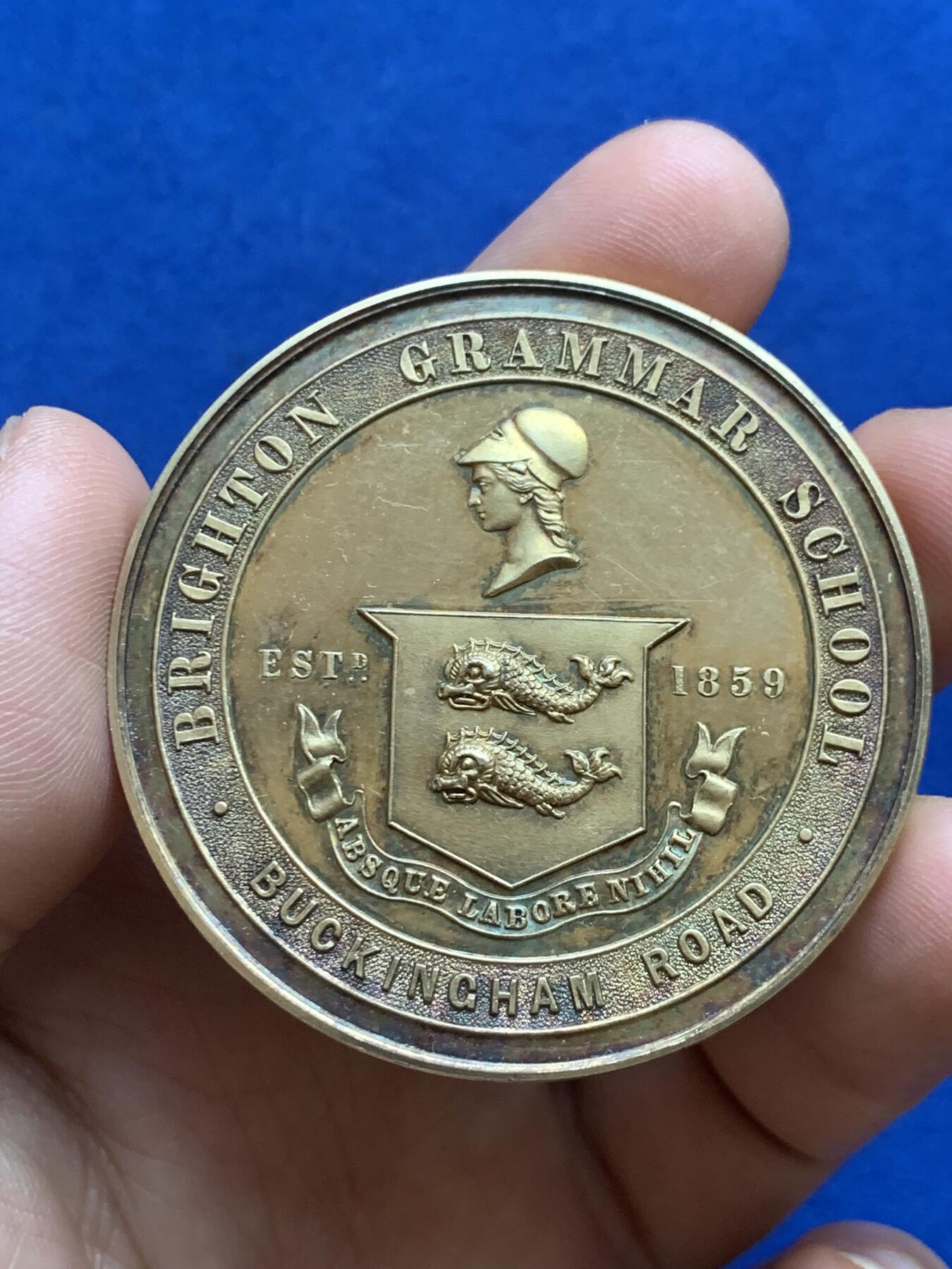 《竞宝斋》第271场-八角与章专场 周日，周一，周二  3场连拍 （全场包邮） 英国1885年布莱顿专有语法和商业学校镀金银章，60.47g，51.3mm，无边铭