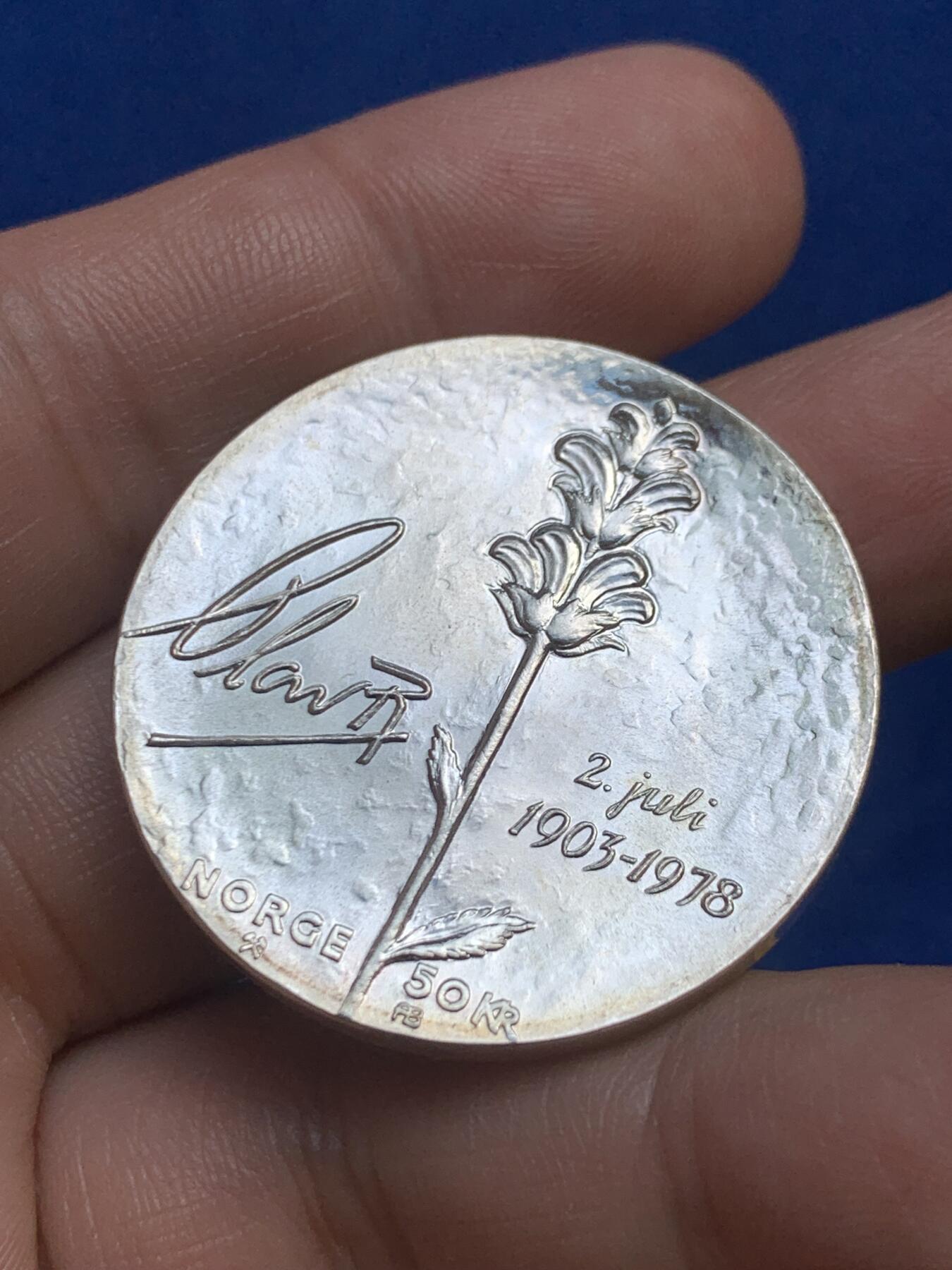 《竞宝斋》第269场- 周日，周一，周二  3场连拍 （全场包邮） 1978年挪威50克朗大银币 奥拉夫五世75岁纪念 凹底板深浮雕头像 纪念章的设计深度 原光非常漂亮