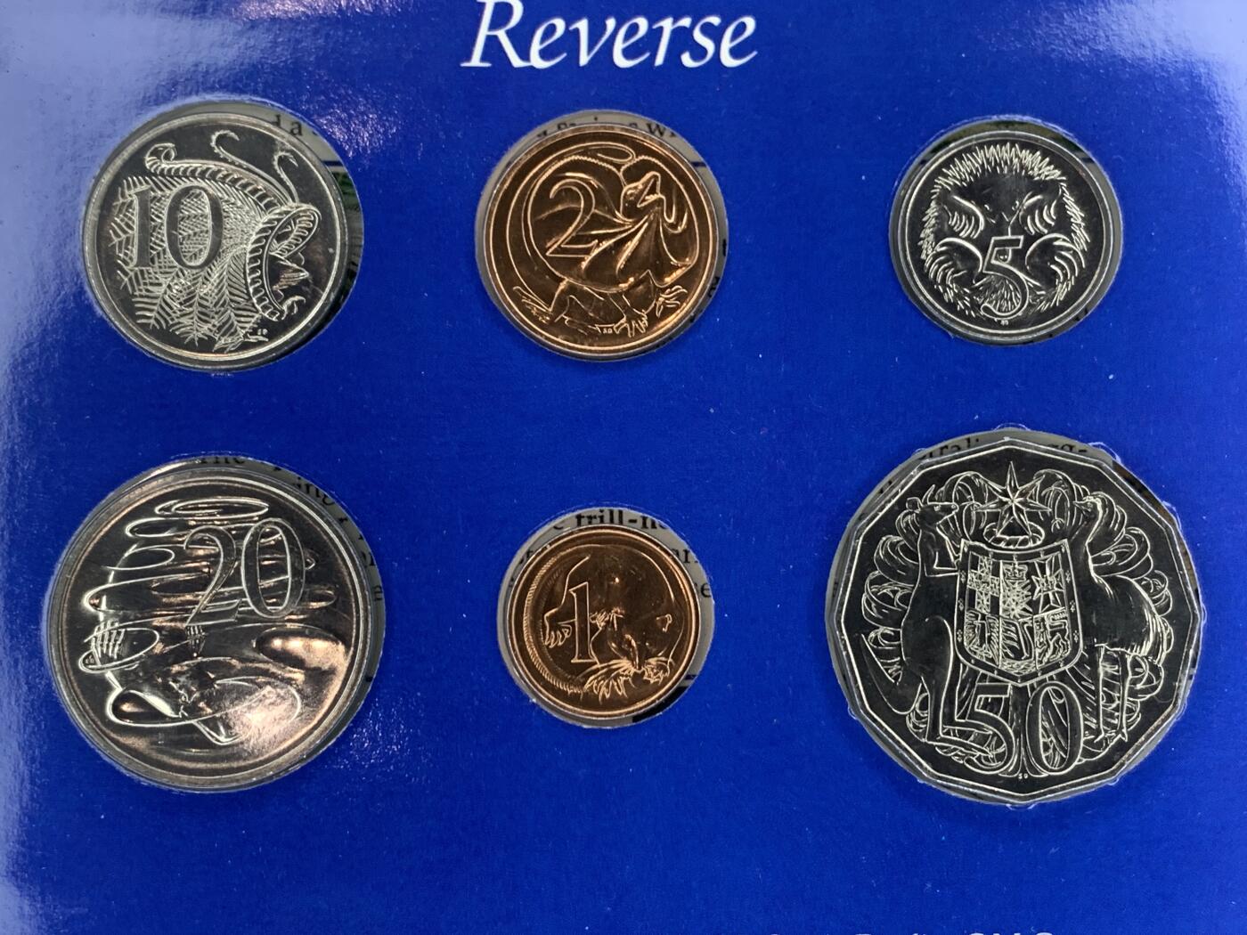 《竞宝斋》第269场- 周日，周一，周二  3场连拍 （全场包邮） 1984年澳大利亚皇家造币厂官方套币（日本市场发售，单独带日文证书）+精典袋鼠1澳元官方装祯册（首年，单独发行）组成一套。少见。